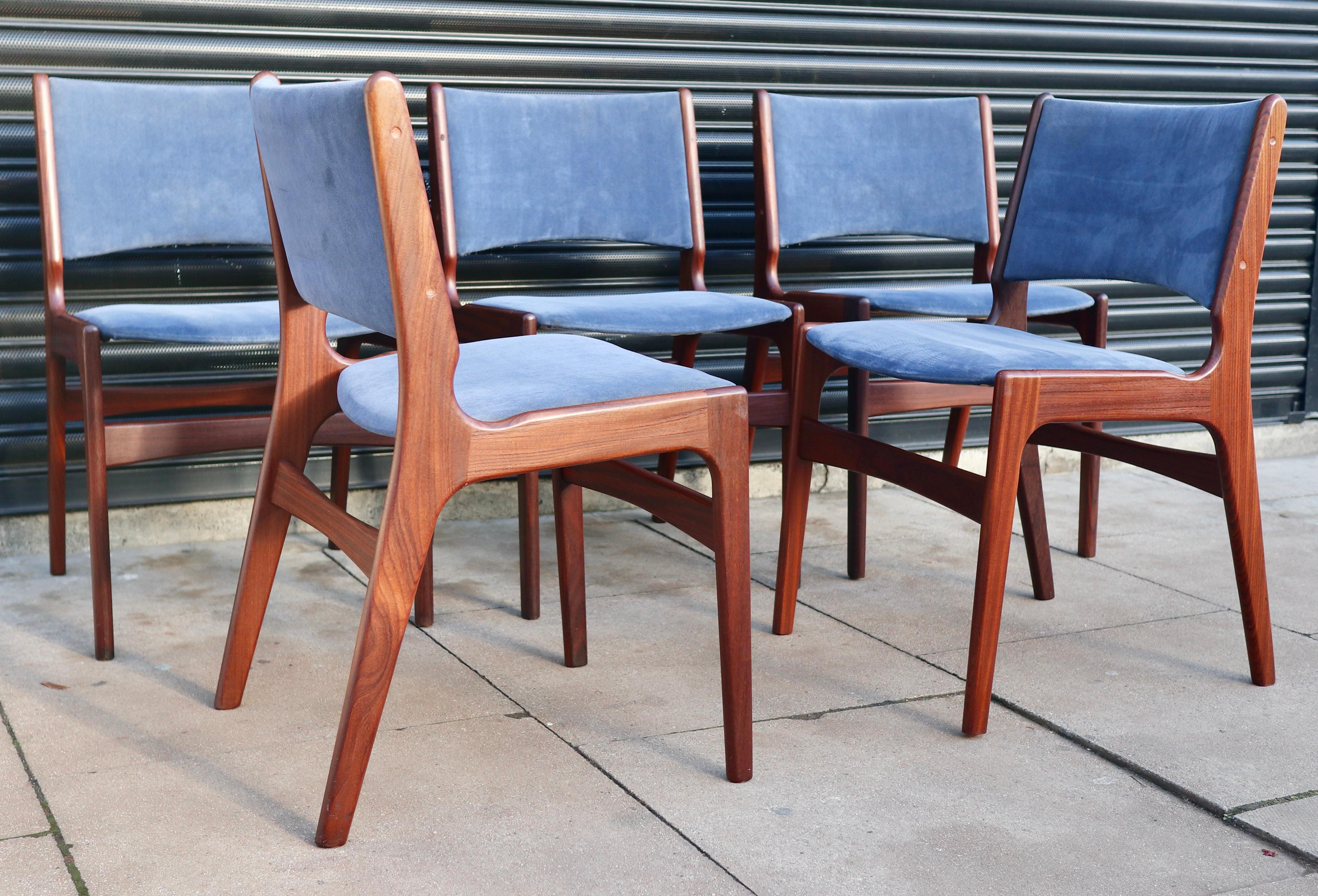 Cinq chaises de salle à manger danoises Erik Buch « Modèle 89 » des années 1960  Bon état - En vente à London, GB