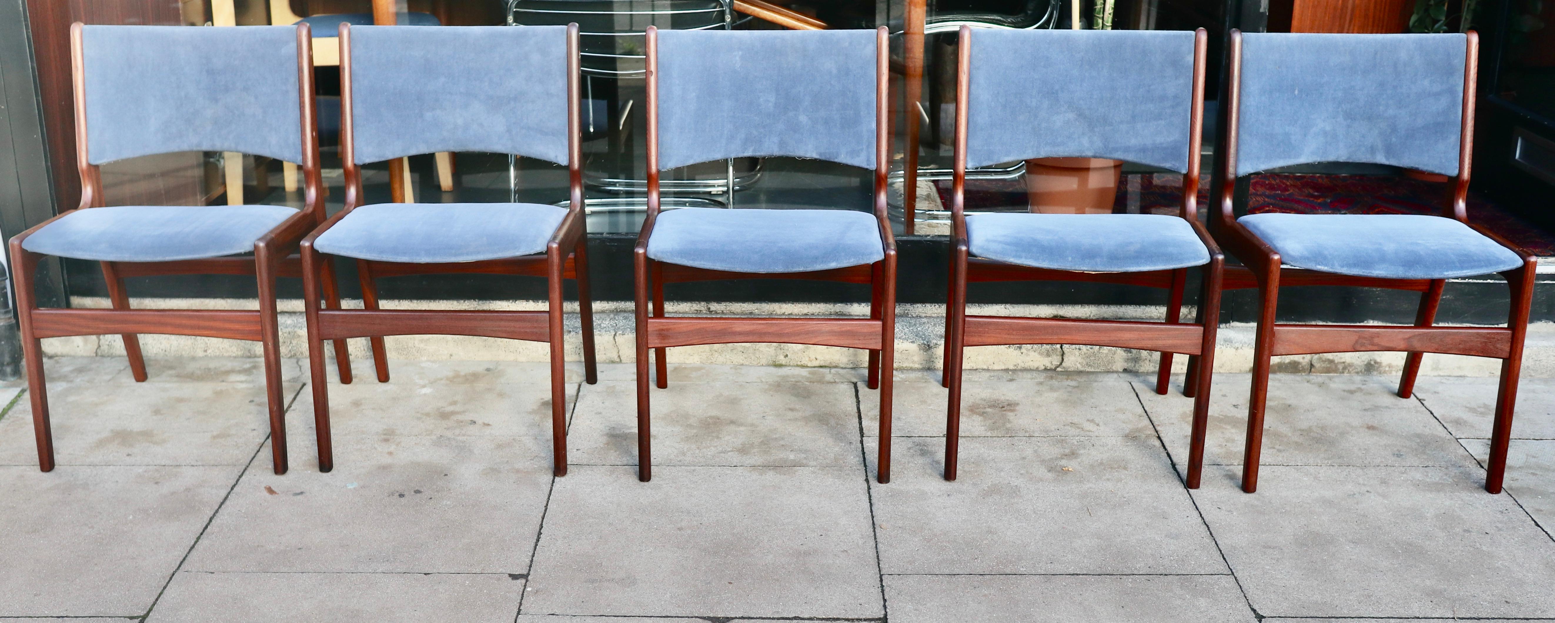 Teck Cinq chaises de salle à manger danoises Erik Buch « Modèle 89 » des années 1960  en vente