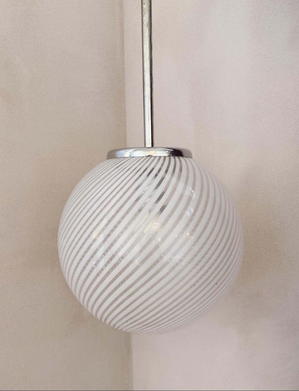 5 lampes disponibles

Nous avons récemment récupéré cinq lampes à boules Venini lors de la rénovation d'un palais à Florence. Ces lampes boules en verre de Murano des années 1960 sont transparentes avec des bandes diagonales blanches opaques. Les