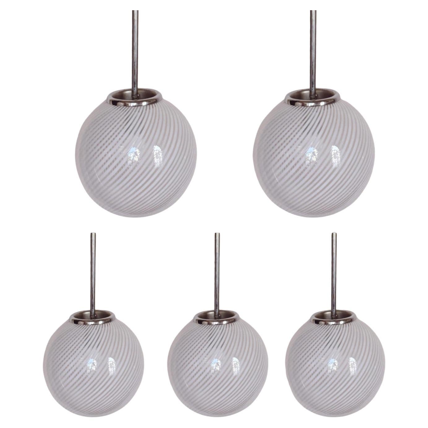 Cinq plafonniers à boules rayées en verre Murano des années 1960