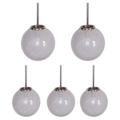 Cinq plafonniers à boules rayées en verre Murano des années 1960