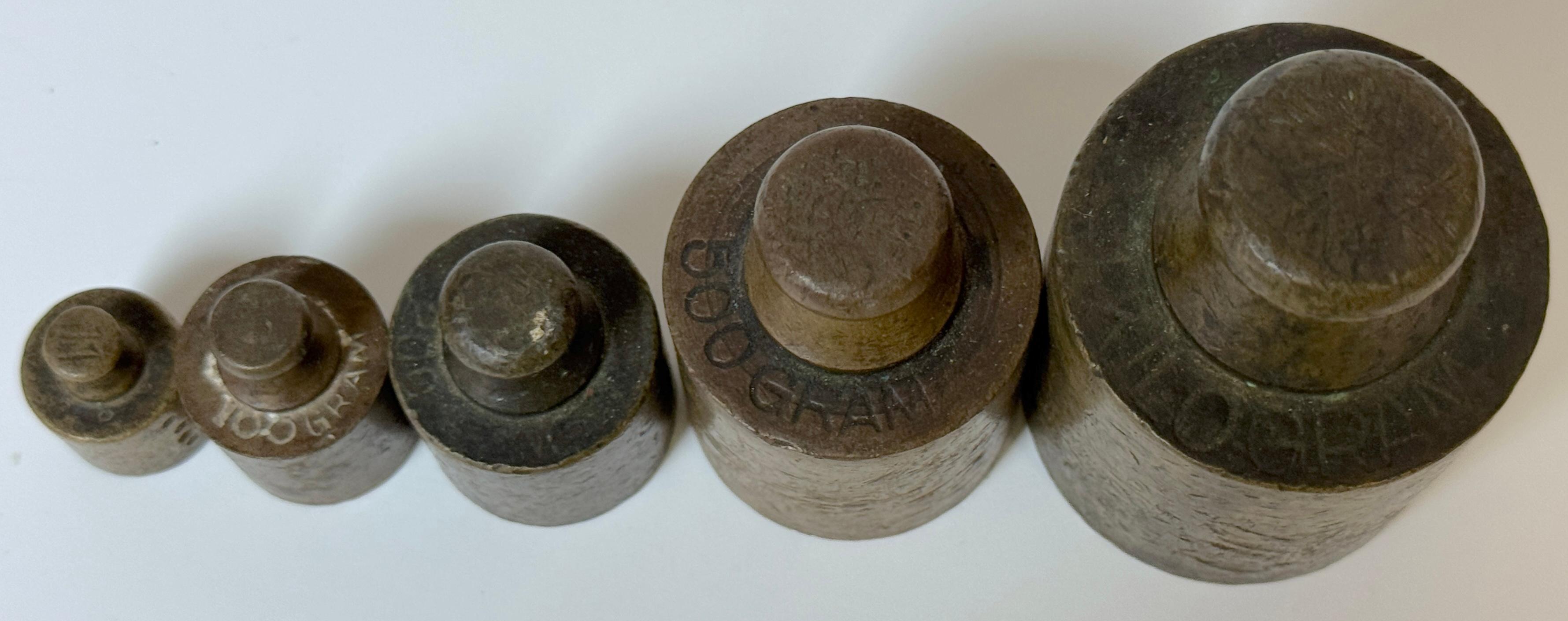 Five 19th C. French Bronze Metric (Apothecary ) Weights, Original Wooden Block Bon état - En vente à West Palm Beach, FL
