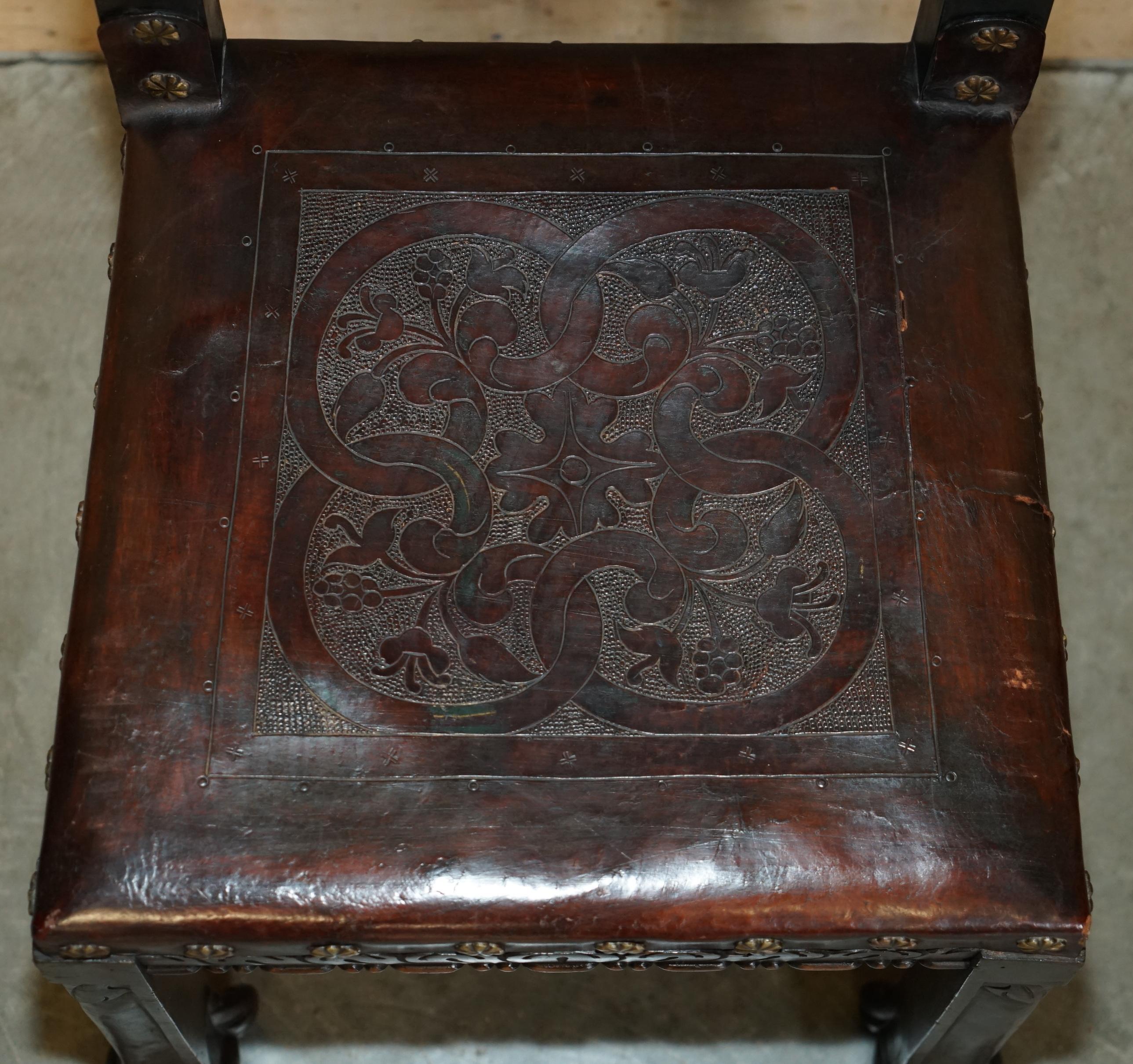 CINQUE SEDIE CONTINENTALI BAROCCHE intagliate del XIX secolo con doppio mantello d'aquila. in vendita 4