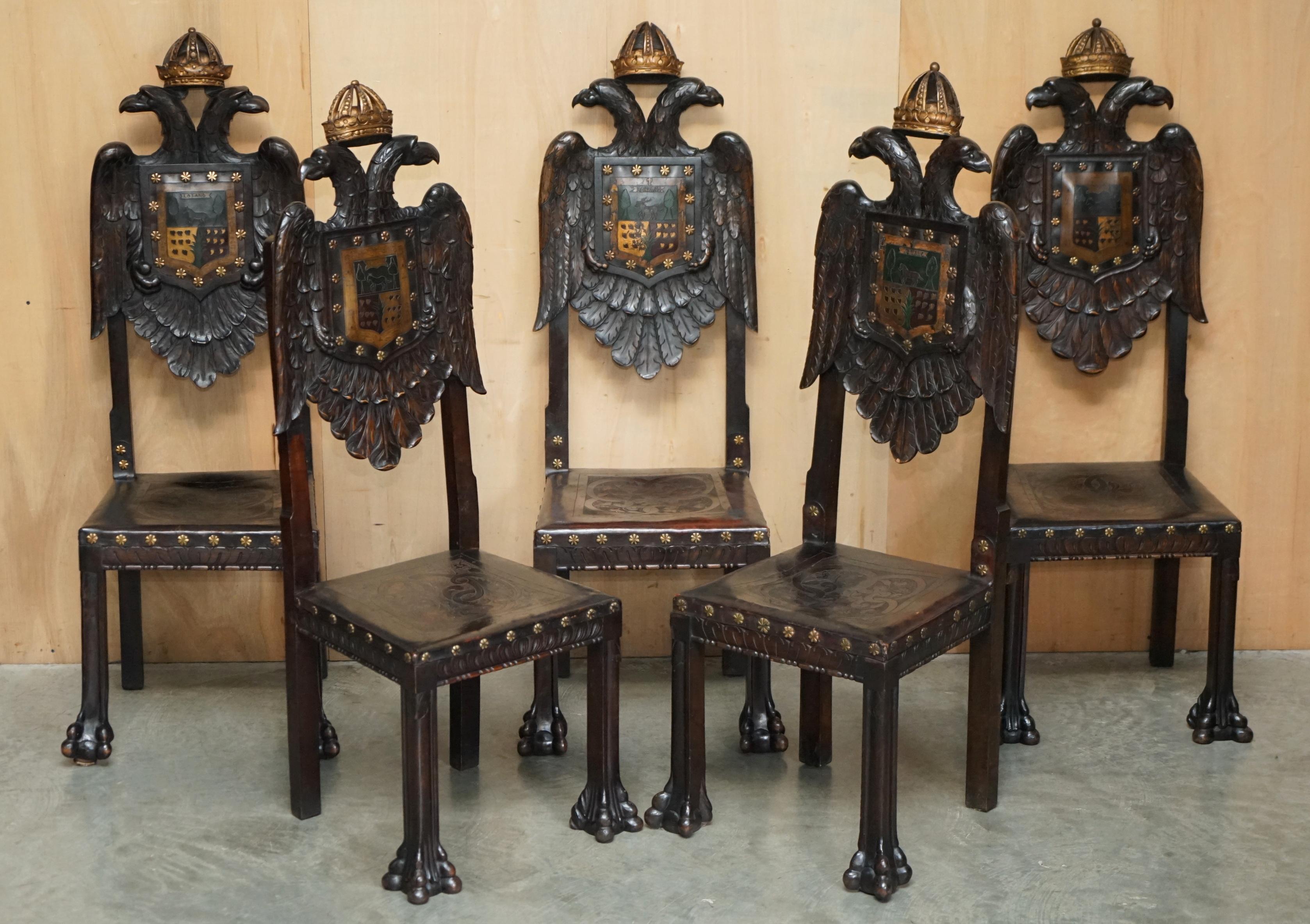 Casa Reale Antiquariato

The Royal House Antiques è lieta di offrire in vendita questa rarissima suite di cinque sedie ornate e intagliate a mano con aquile a due teste sedute sotto corone e stemmi armoriali dipinti in policromia sulla pelle. 

Le