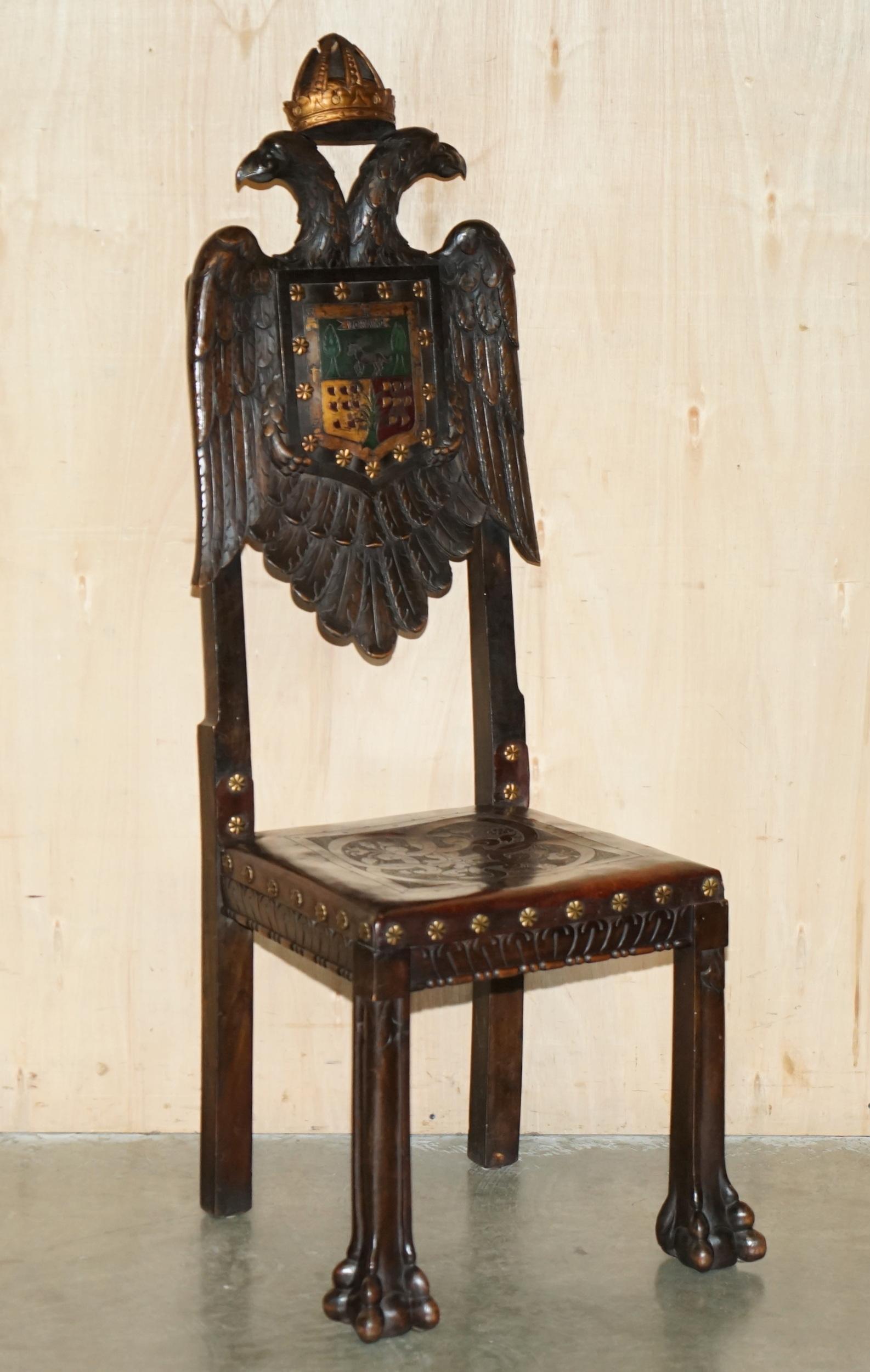 Vittoriano CINQUE SEDIE CONTINENTALI BAROCCHE intagliate del XIX secolo con doppio mantello d'aquila. in vendita