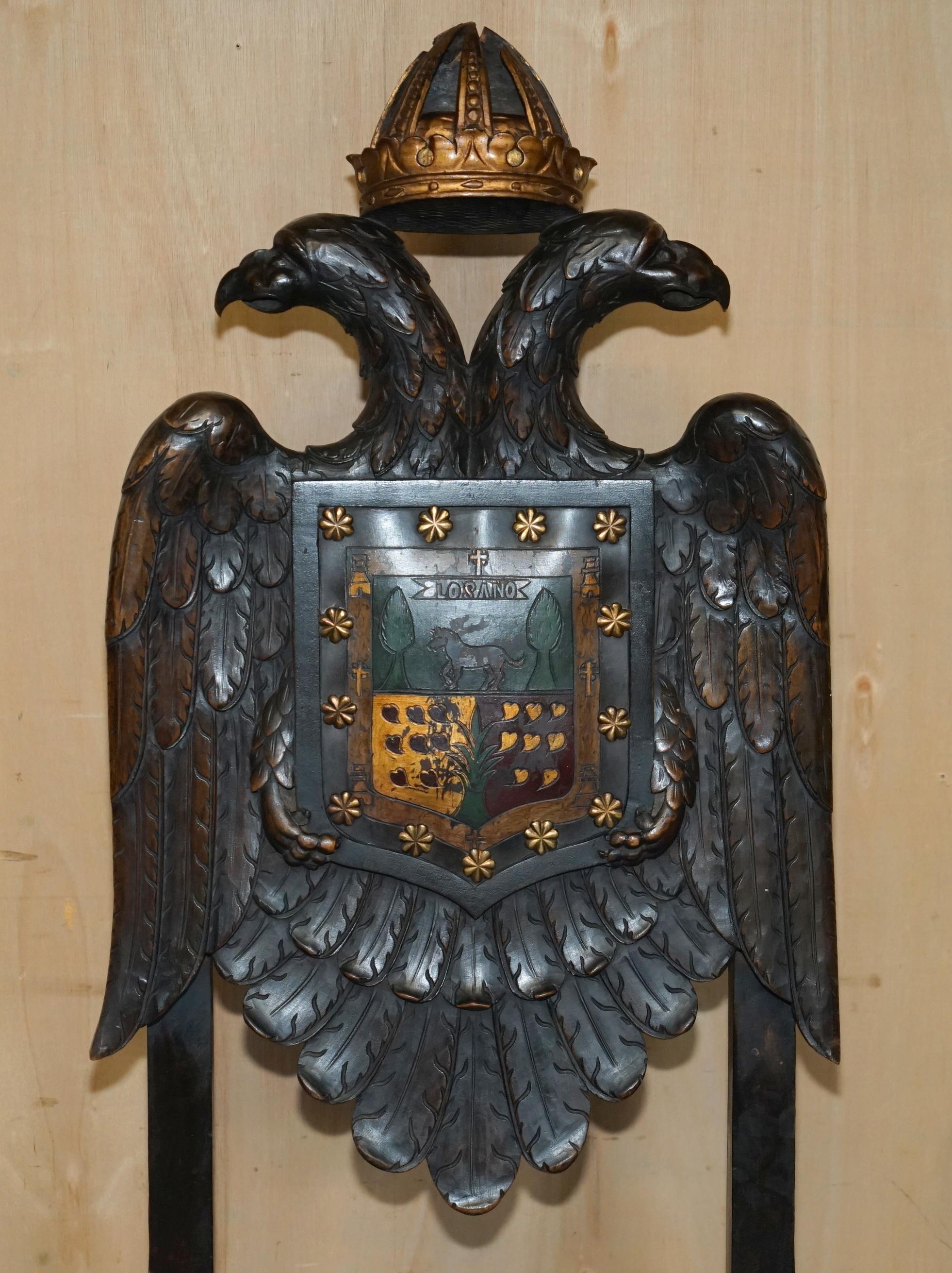 Fatto a mano CINQUE SEDIE CONTINENTALI BAROCCHE intagliate del XIX secolo con doppio mantello d'aquila. in vendita