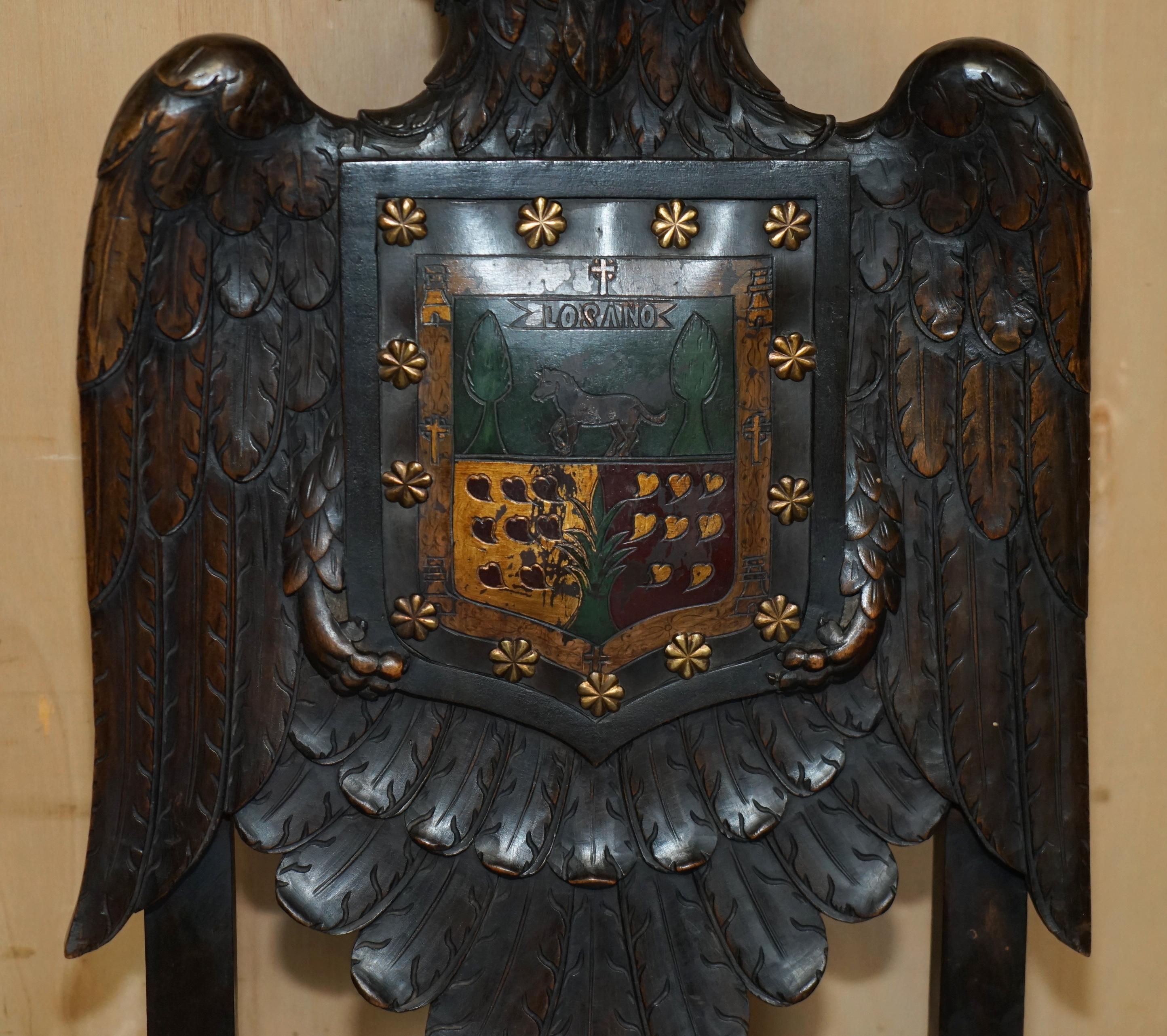 Pelle CINQUE SEDIE CONTINENTALI BAROCCHE intagliate del XIX secolo con doppio mantello d'aquila. in vendita