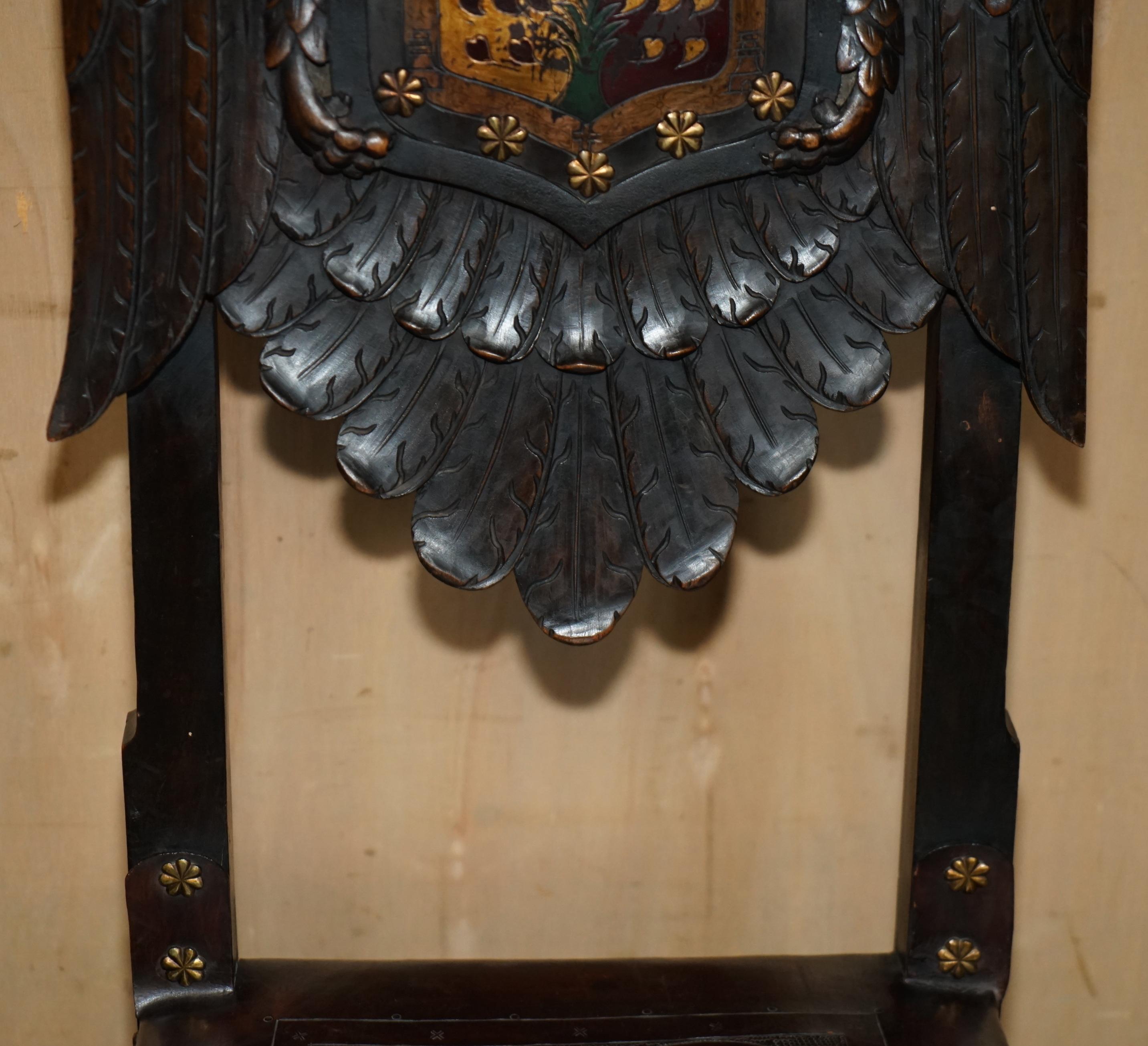 CINQUE SEDIE CONTINENTALI BAROCCHE intagliate del XIX secolo con doppio mantello d'aquila. in vendita 1
