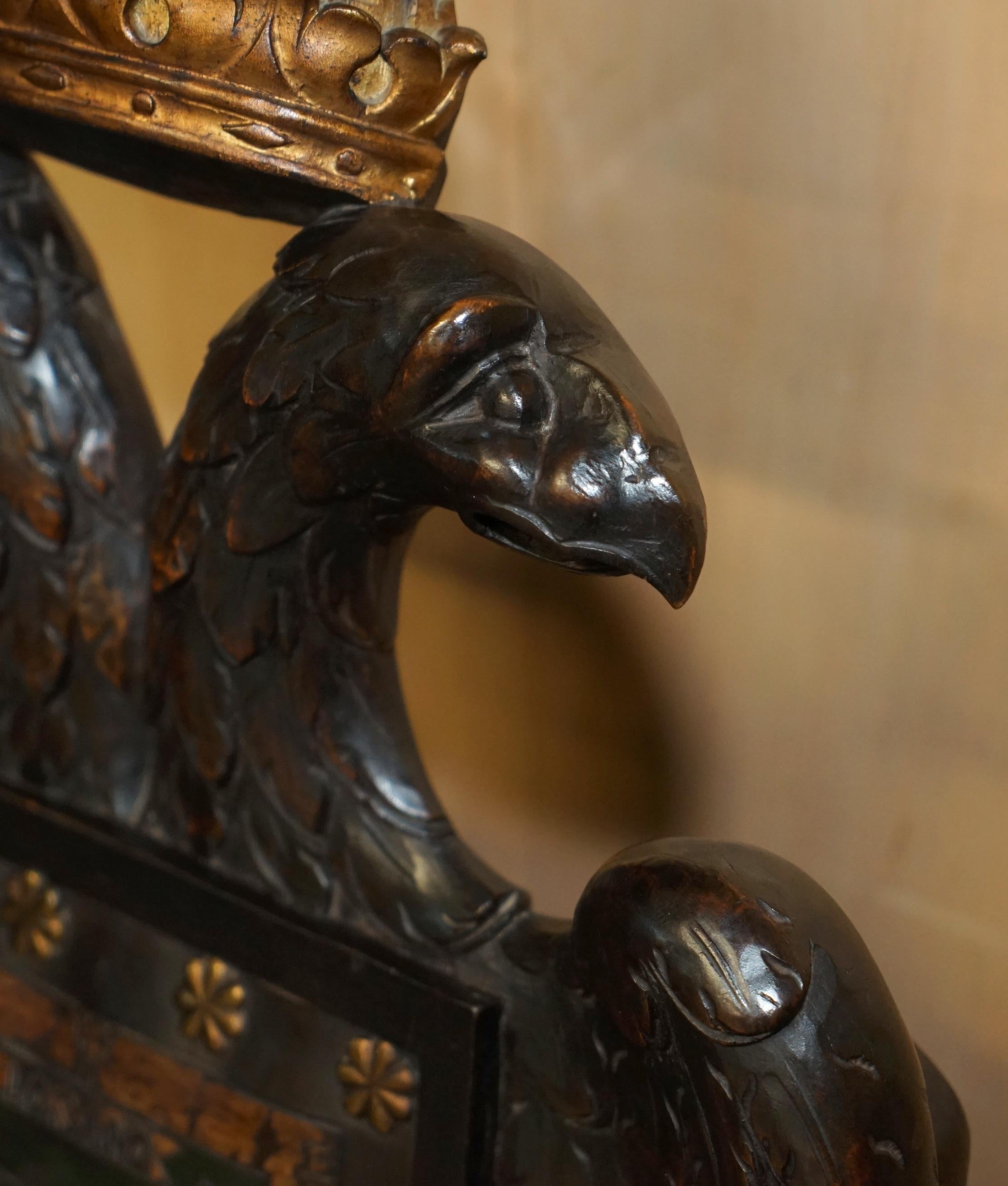 CINQUE SEDIE CONTINENTALI BAROCCHE intagliate del XIX secolo con doppio mantello d'aquila. in vendita 2