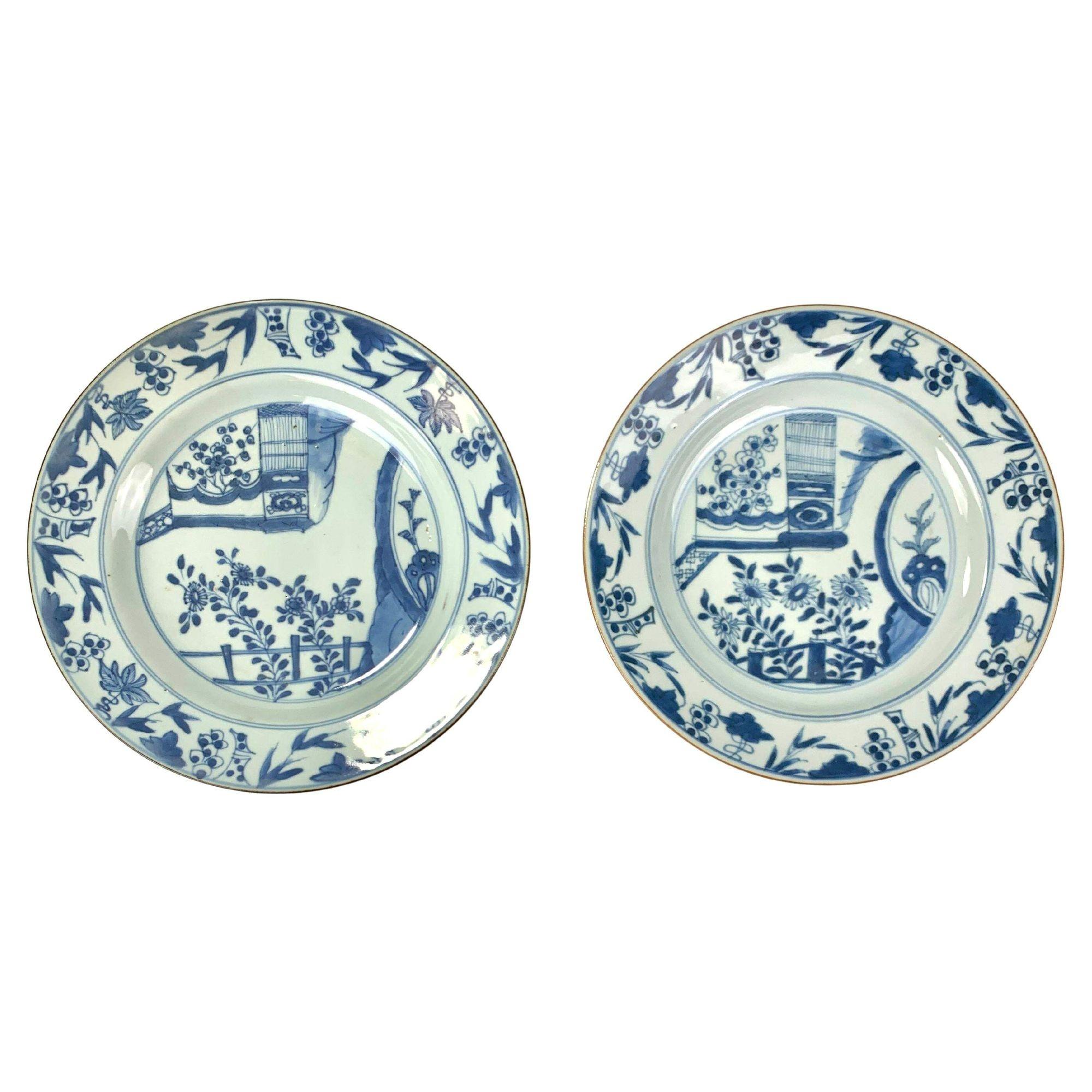 Este juego de cinco platos de porcelana china de exportación fue pintado a mano en azul bajo vidriado hacia 1770.
El grupo incluye dos pares emparejados y un solo plato, cada uno de los cuales ofrece una composición única en la tradición azul y