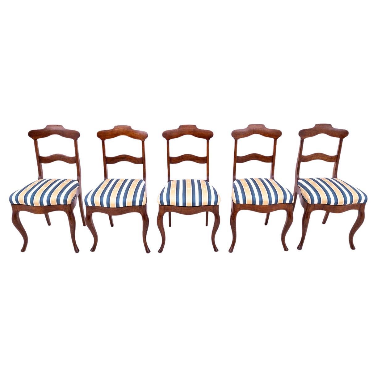 Cinq chaises anciennes, Europe du Nord, vers 1890.