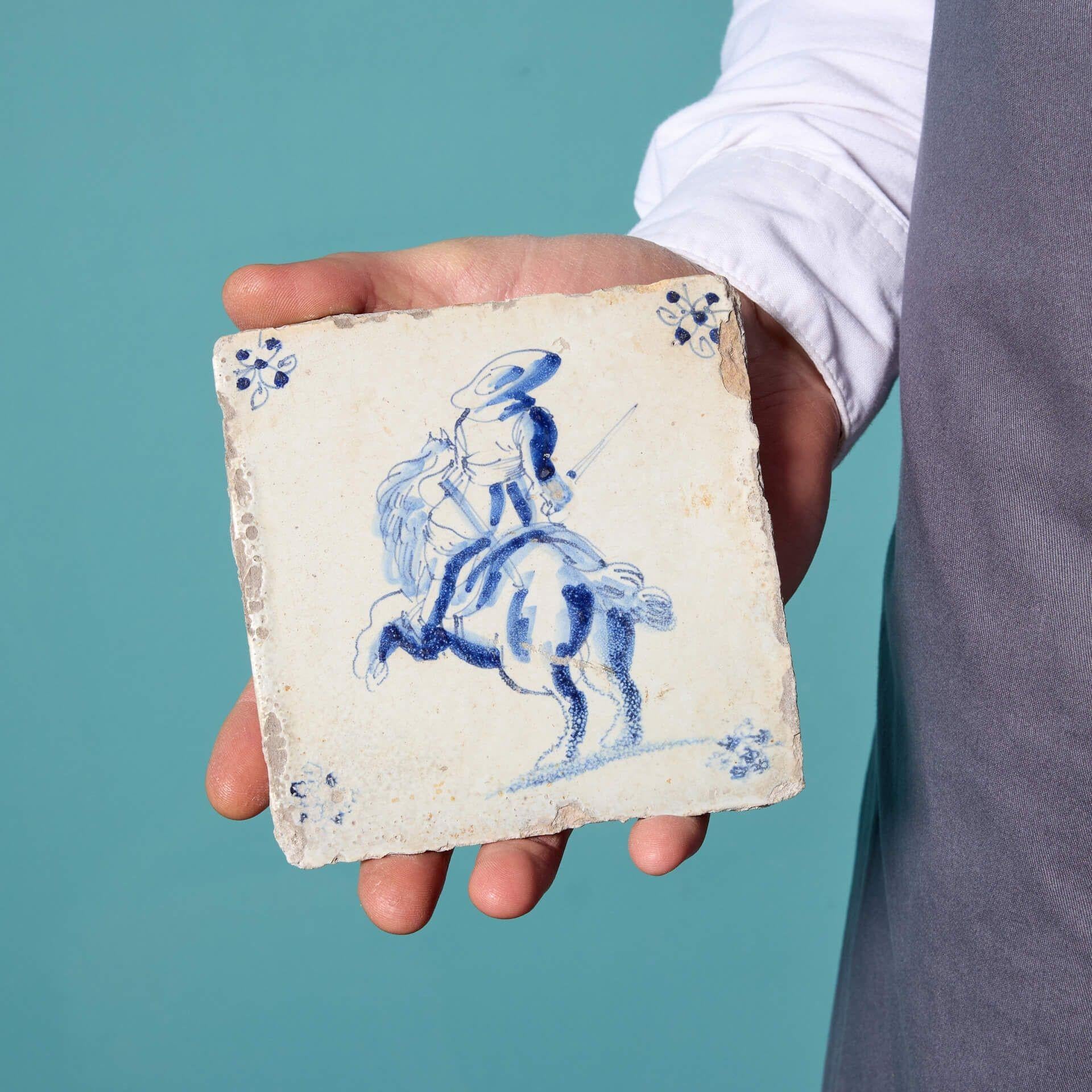 Ein Satz von 5 antiken Delfter Kacheln mit Reitermotiven, datiert auf ca. 1650. Diese charakteristischen Delfter Kacheln zeigen Soldaten zu Pferd in ausdrucksstarken blauen Farben auf weißem Hintergrund. Jedes Bild bietet eine wunderbare,