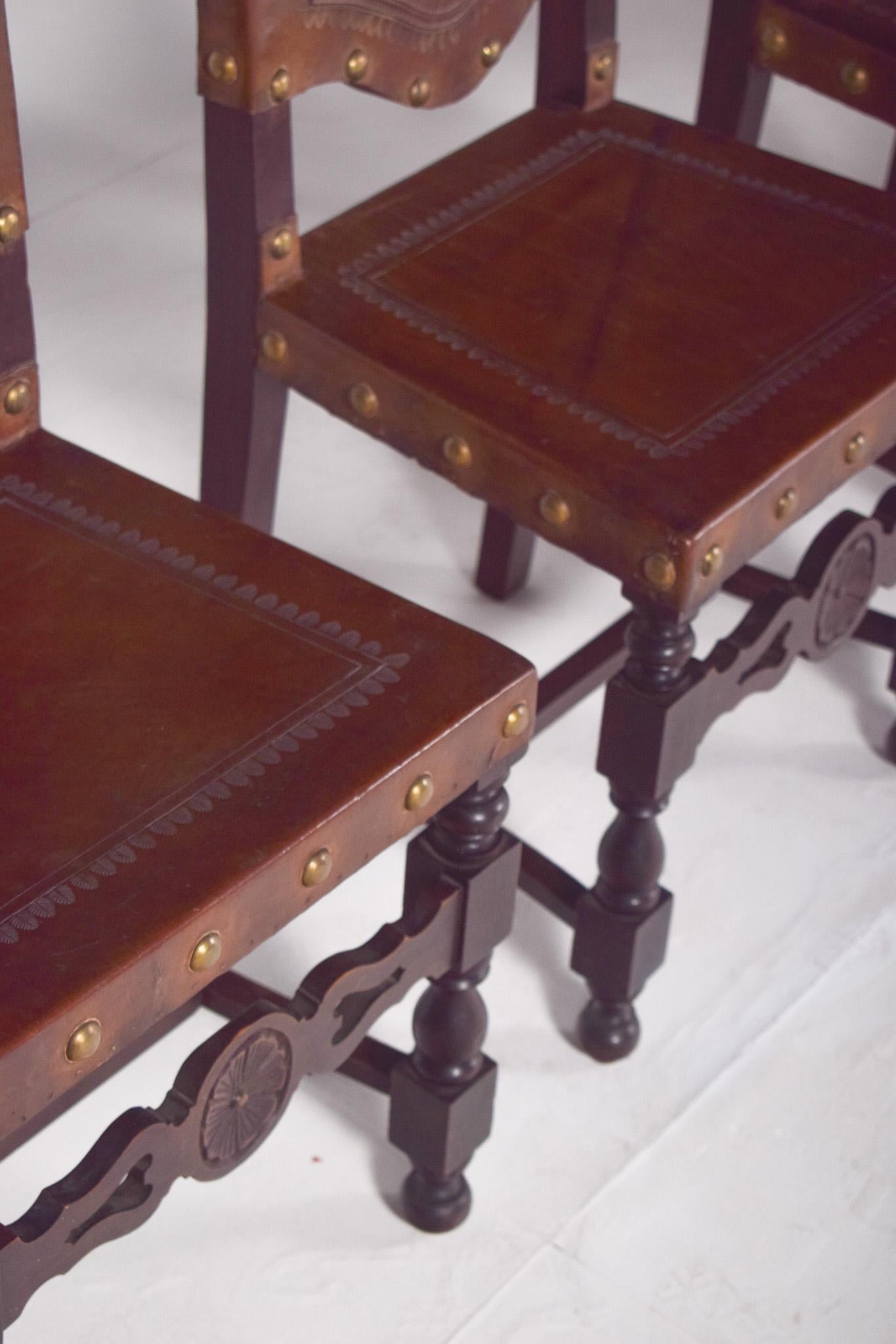 Cinq chaises de salle à manger anciennes avec sièges et dossiers en cuir en vente 3