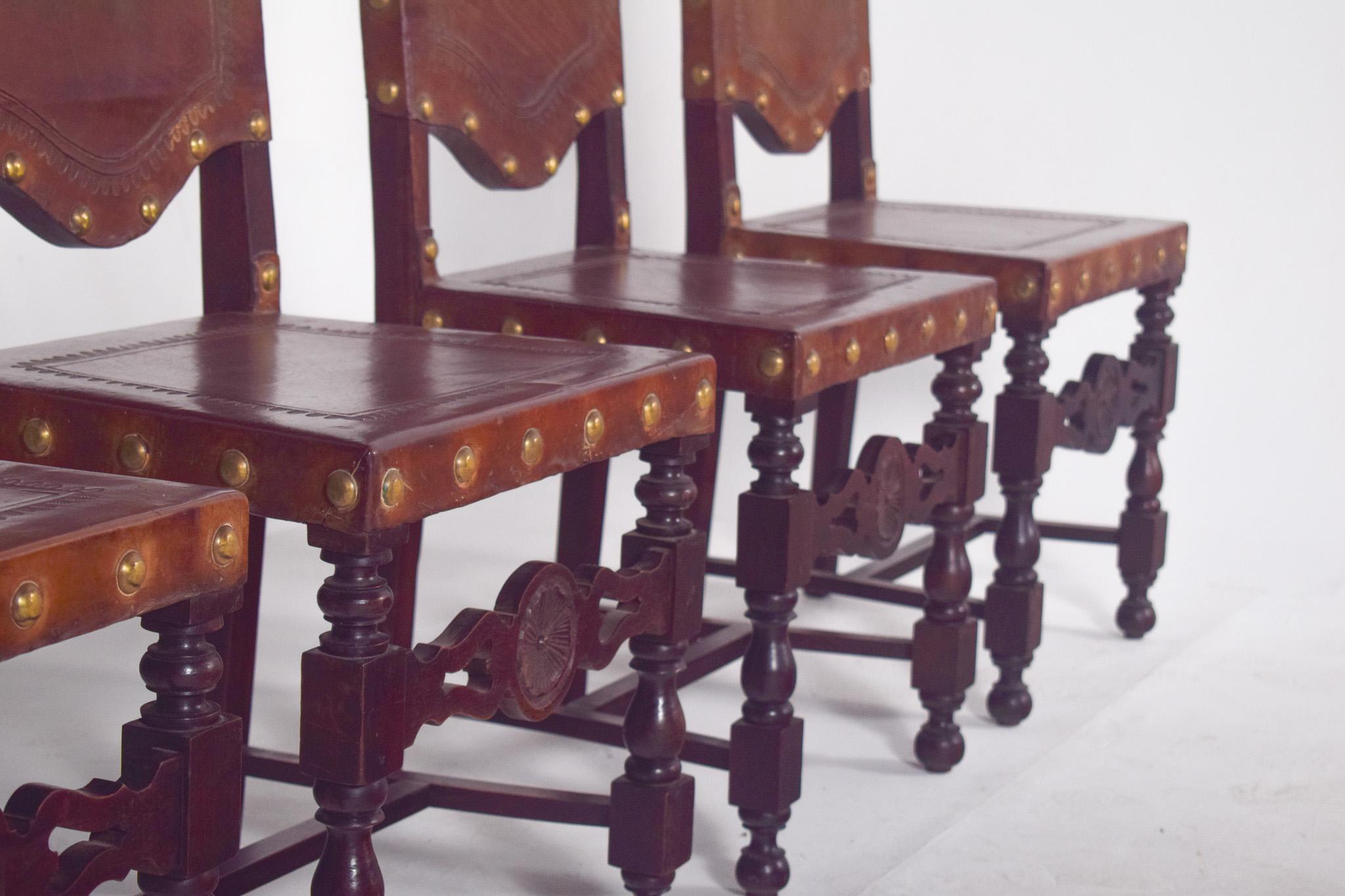 Cinq chaises de salle à manger anciennes avec sièges et dossiers en cuir en vente 4
