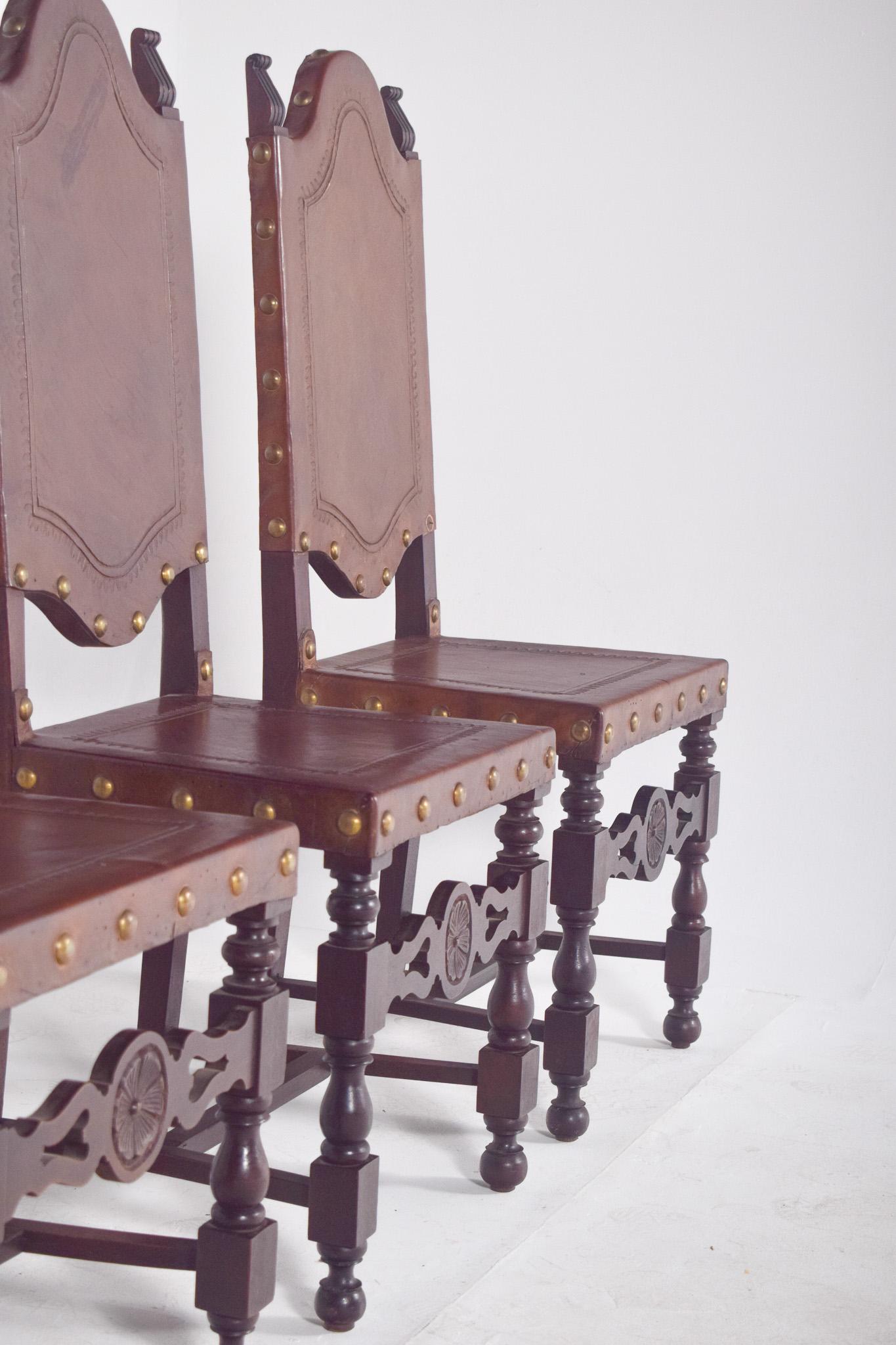 Cinq chaises de salle à manger anciennes avec sièges et dossiers en cuir en vente 5