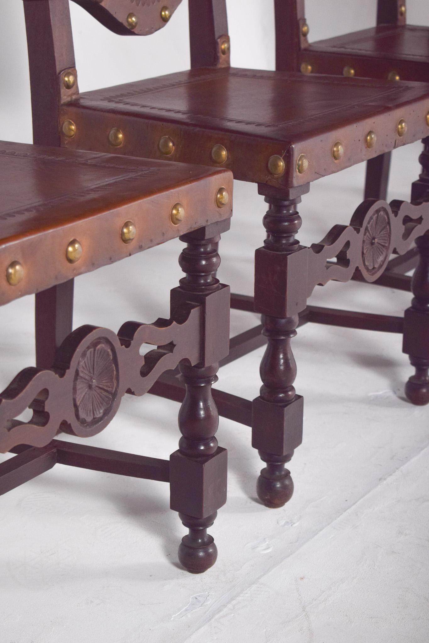 Cinq chaises de salle à manger anciennes avec sièges et dossiers en cuir en vente 6