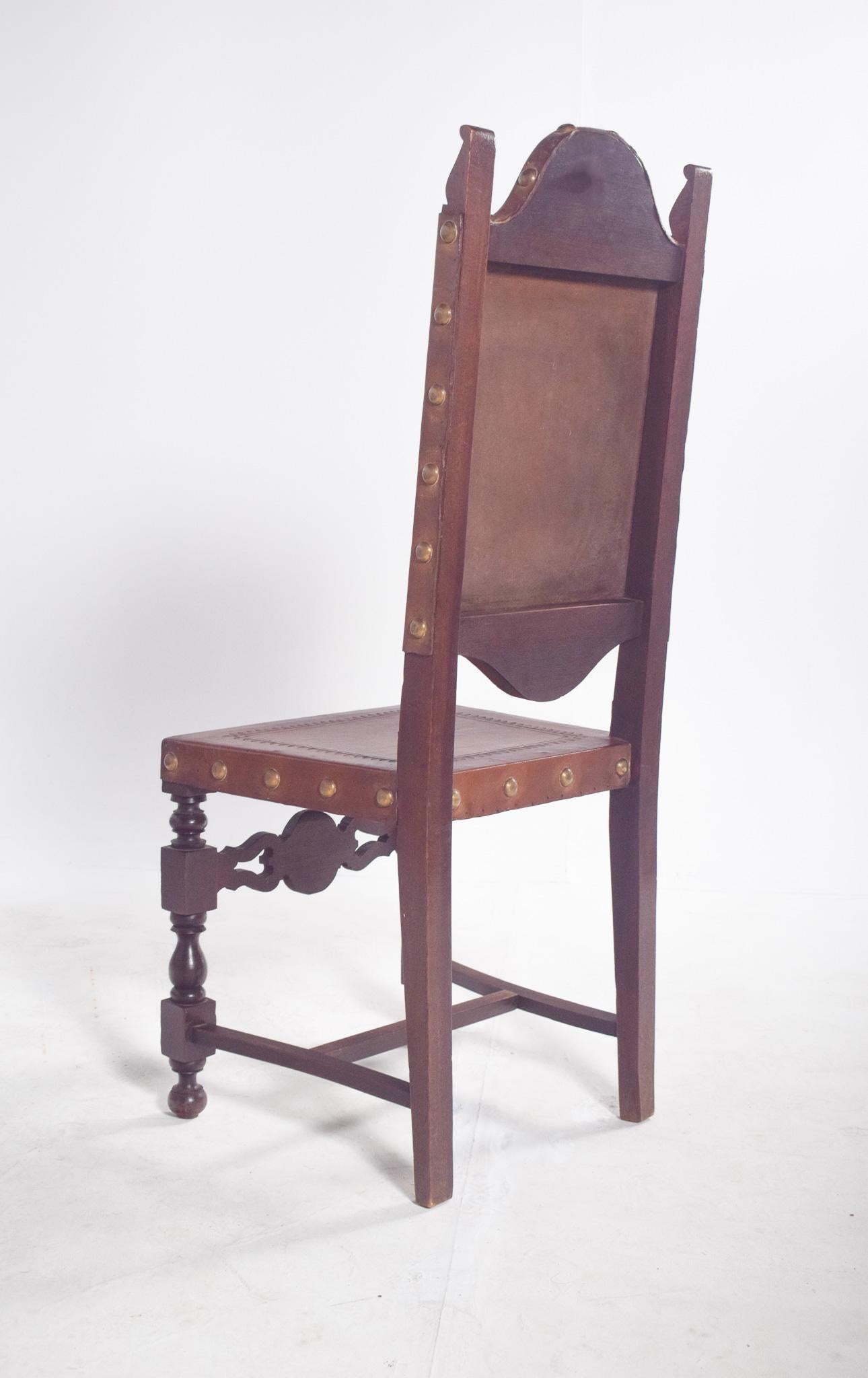 Cinq chaises de salle à manger anciennes avec sièges et dossiers en cuir en vente 7