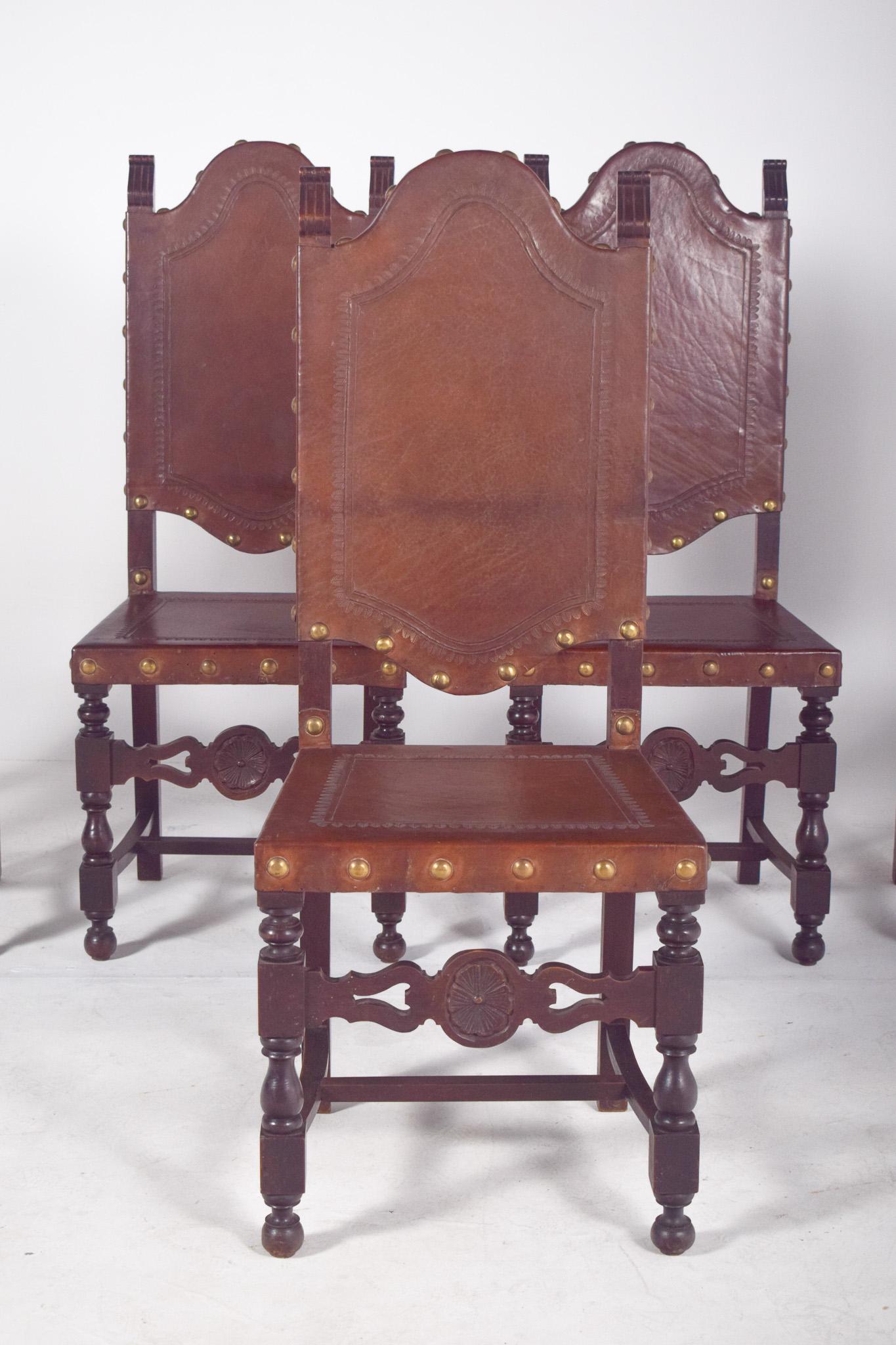 Autre Cinq chaises de salle à manger anciennes avec sièges et dossiers en cuir en vente