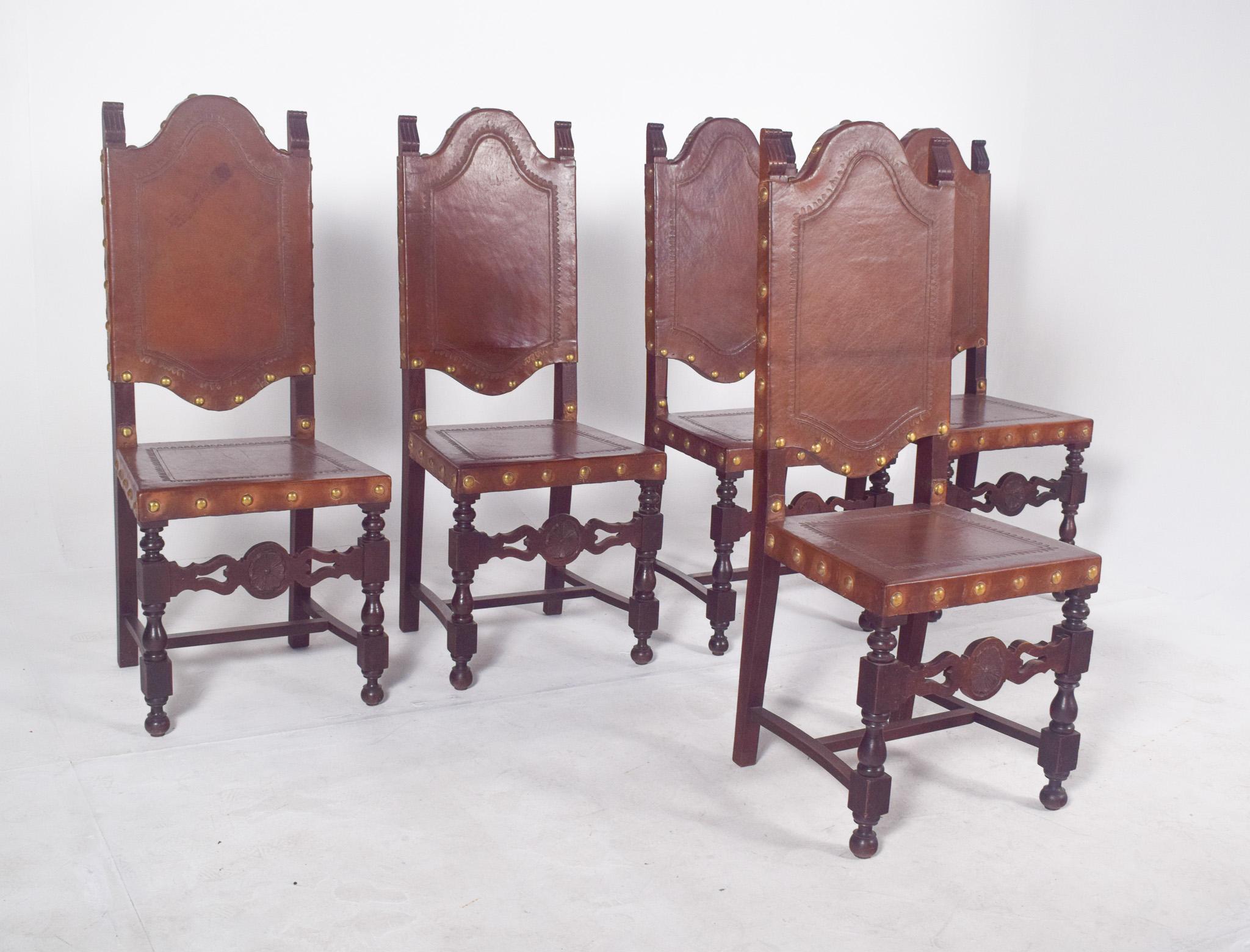 Britannique Cinq chaises de salle à manger anciennes avec sièges et dossiers en cuir en vente