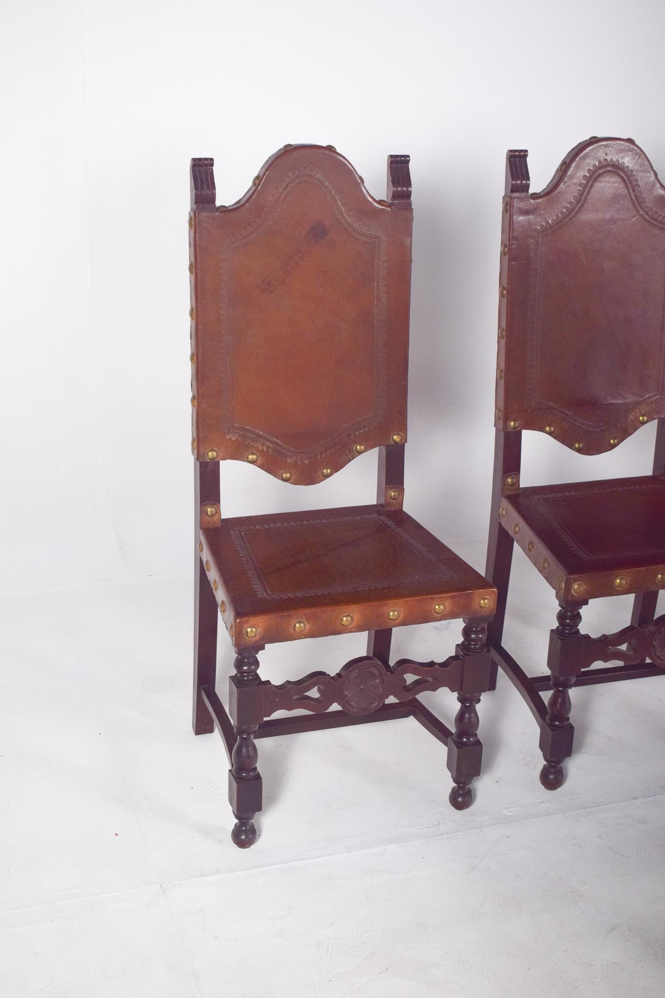 Cinq chaises de salle à manger anciennes avec sièges et dossiers en cuir Bon état - En vente à Lisboa, Lisboa