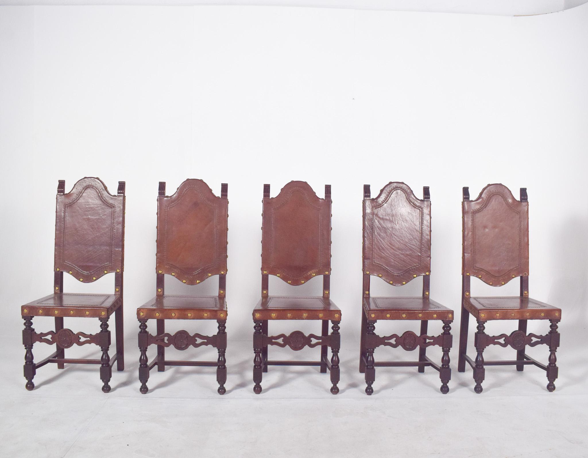 XIXe siècle Cinq chaises de salle à manger anciennes avec sièges et dossiers en cuir en vente