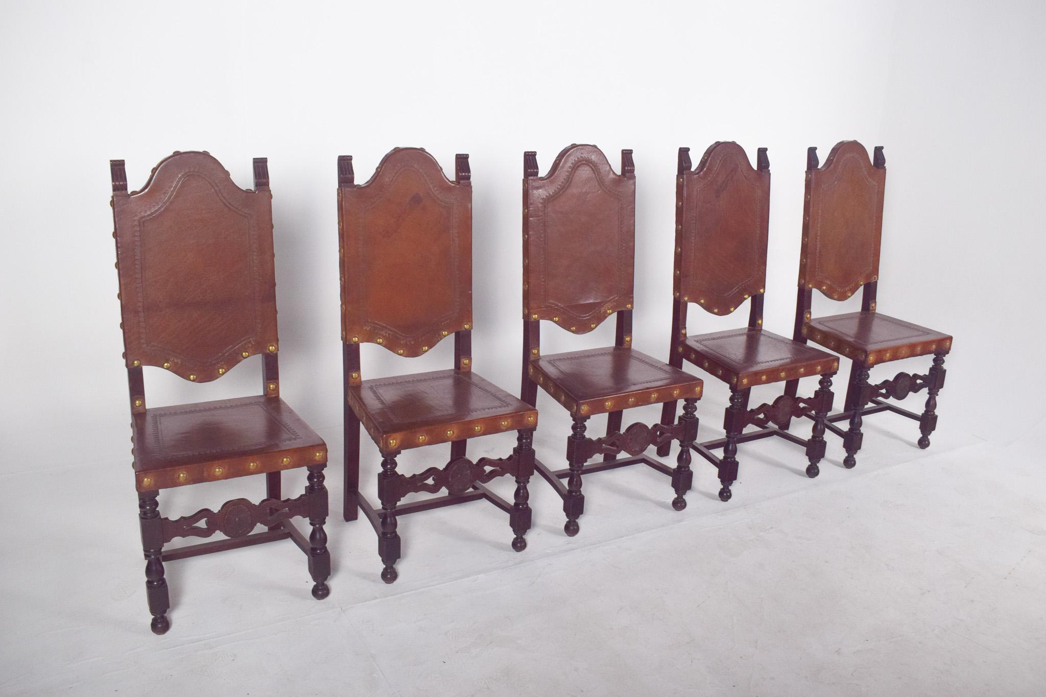 Bois Cinq chaises de salle à manger anciennes avec sièges et dossiers en cuir en vente