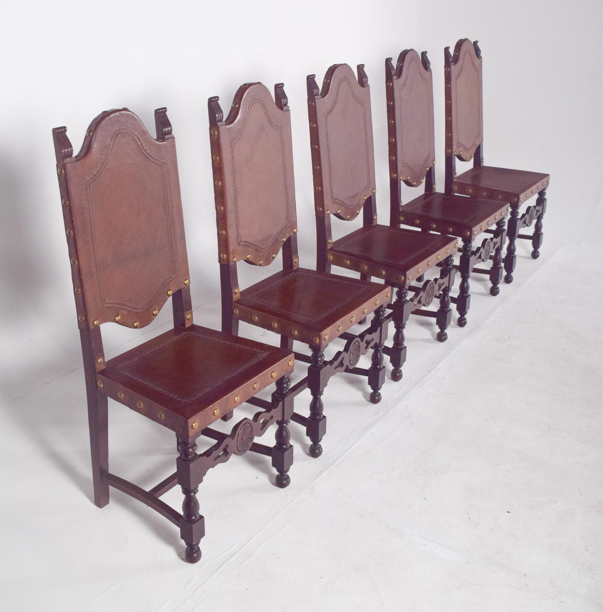 Cinq chaises de salle à manger anciennes avec sièges et dossiers en cuir en vente 1