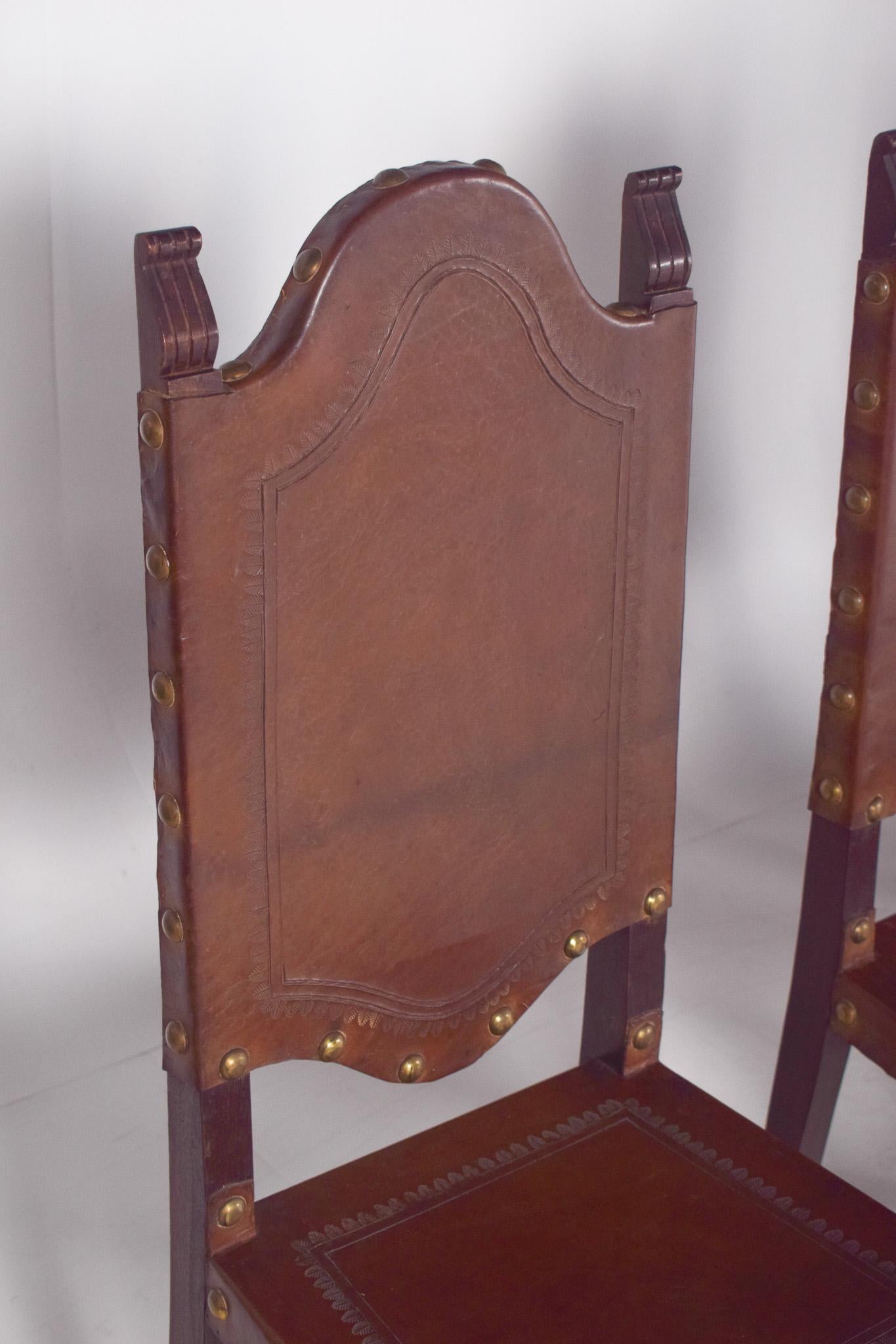 Cinq chaises de salle à manger anciennes avec sièges et dossiers en cuir en vente 2