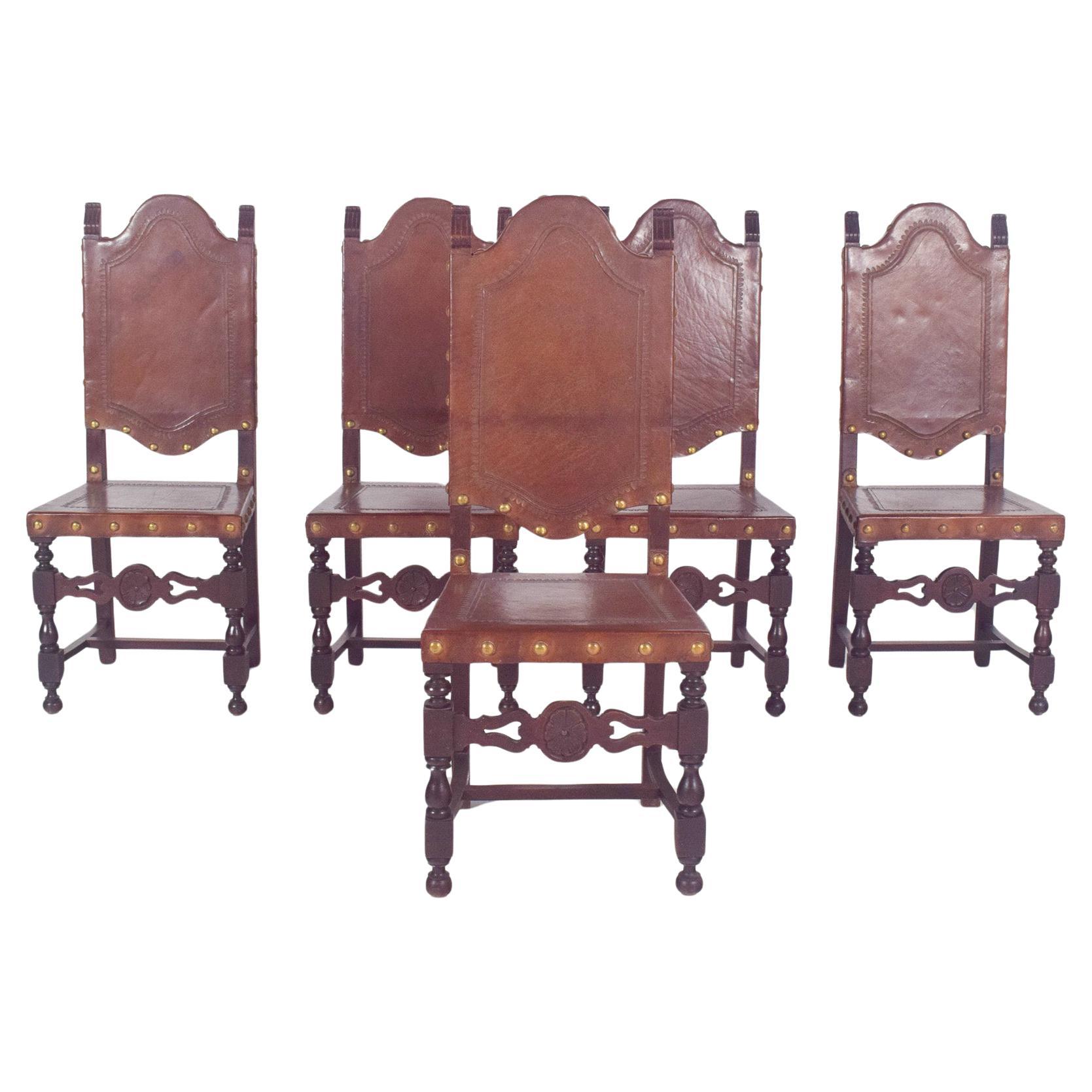 Cinq chaises de salle à manger anciennes avec sièges et dossiers en cuir