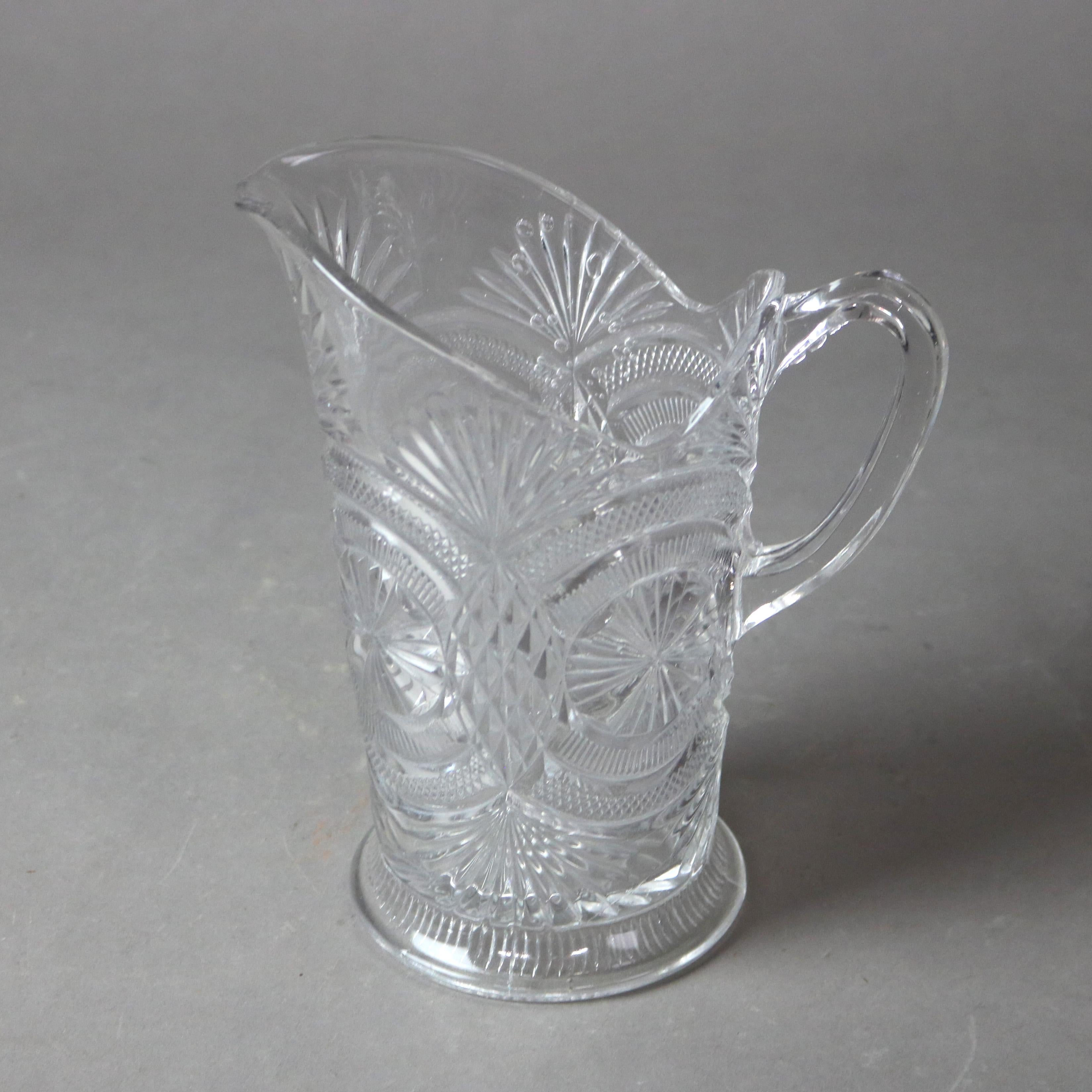 Cinq pichets d'eau anciens en verre gravé et pressé du 19ème siècle en vente 6