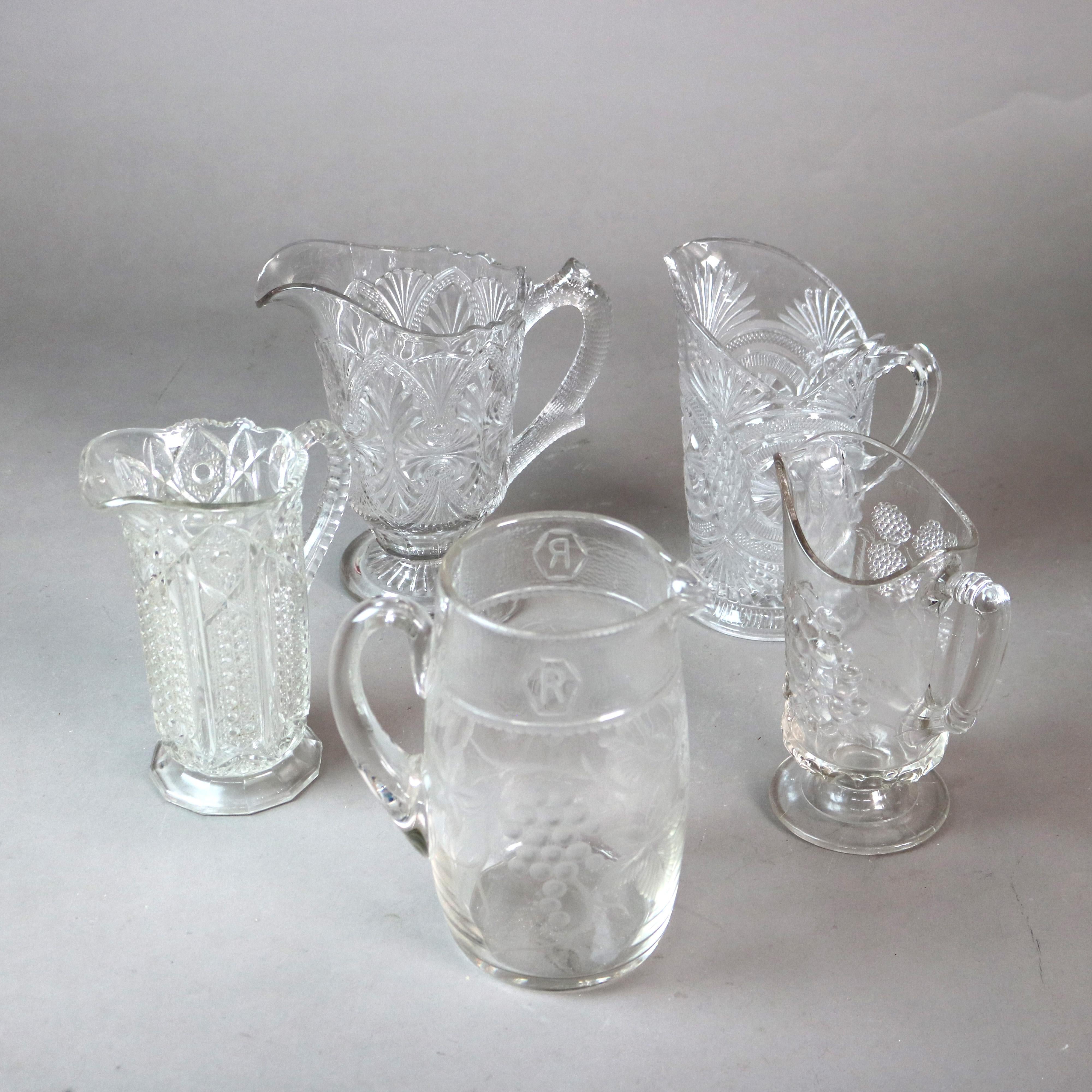 Cinq pichets d'eau anciens en verre gravé et pressé du 19ème siècle

Dimensions - 9,25 