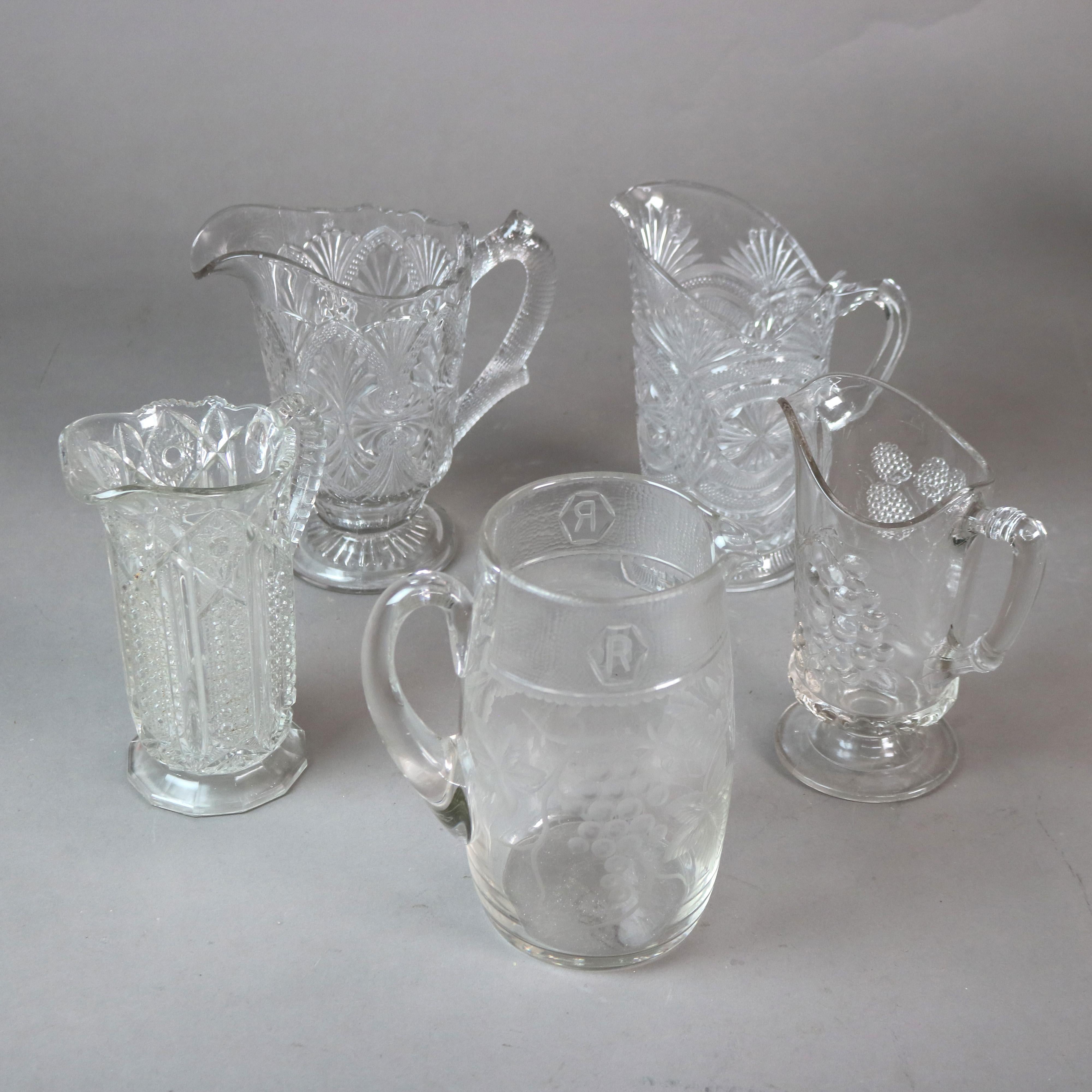 Cinq pichets d'eau anciens en verre gravé et pressé du 19ème siècle Bon état - En vente à Big Flats, NY