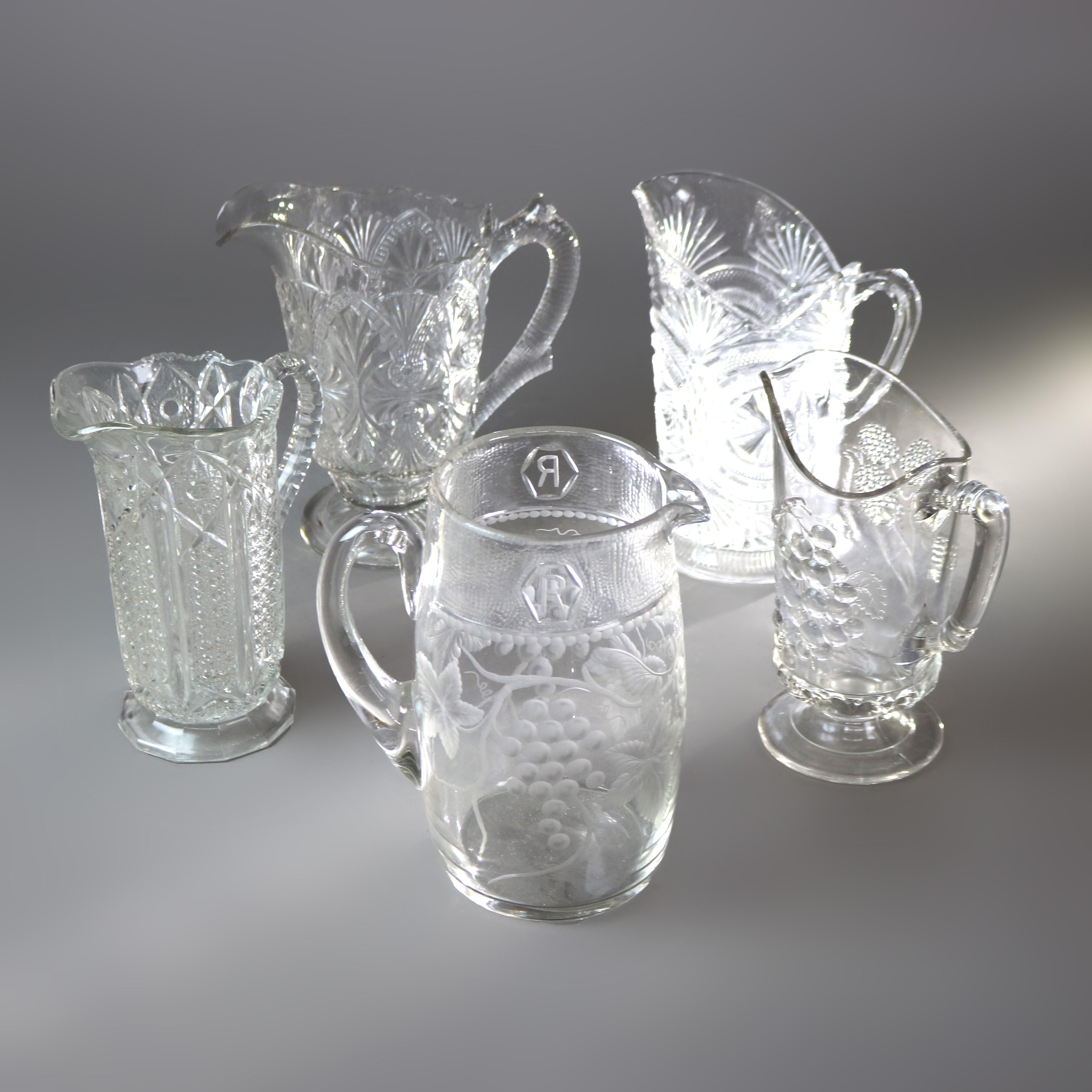 Verre Cinq pichets d'eau anciens en verre gravé et pressé du 19ème siècle en vente
