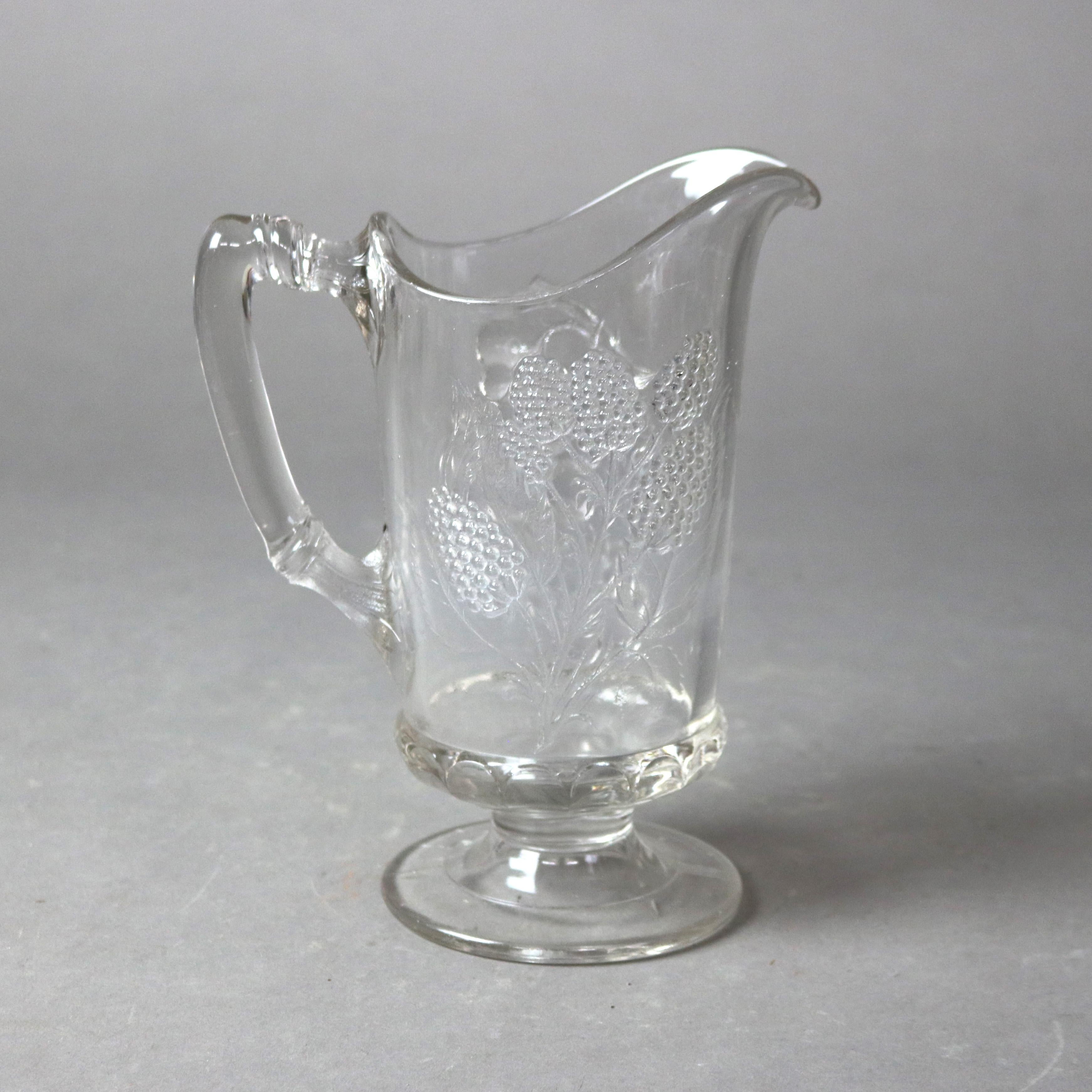Cinq pichets d'eau anciens en verre gravé et pressé du 19ème siècle en vente 3