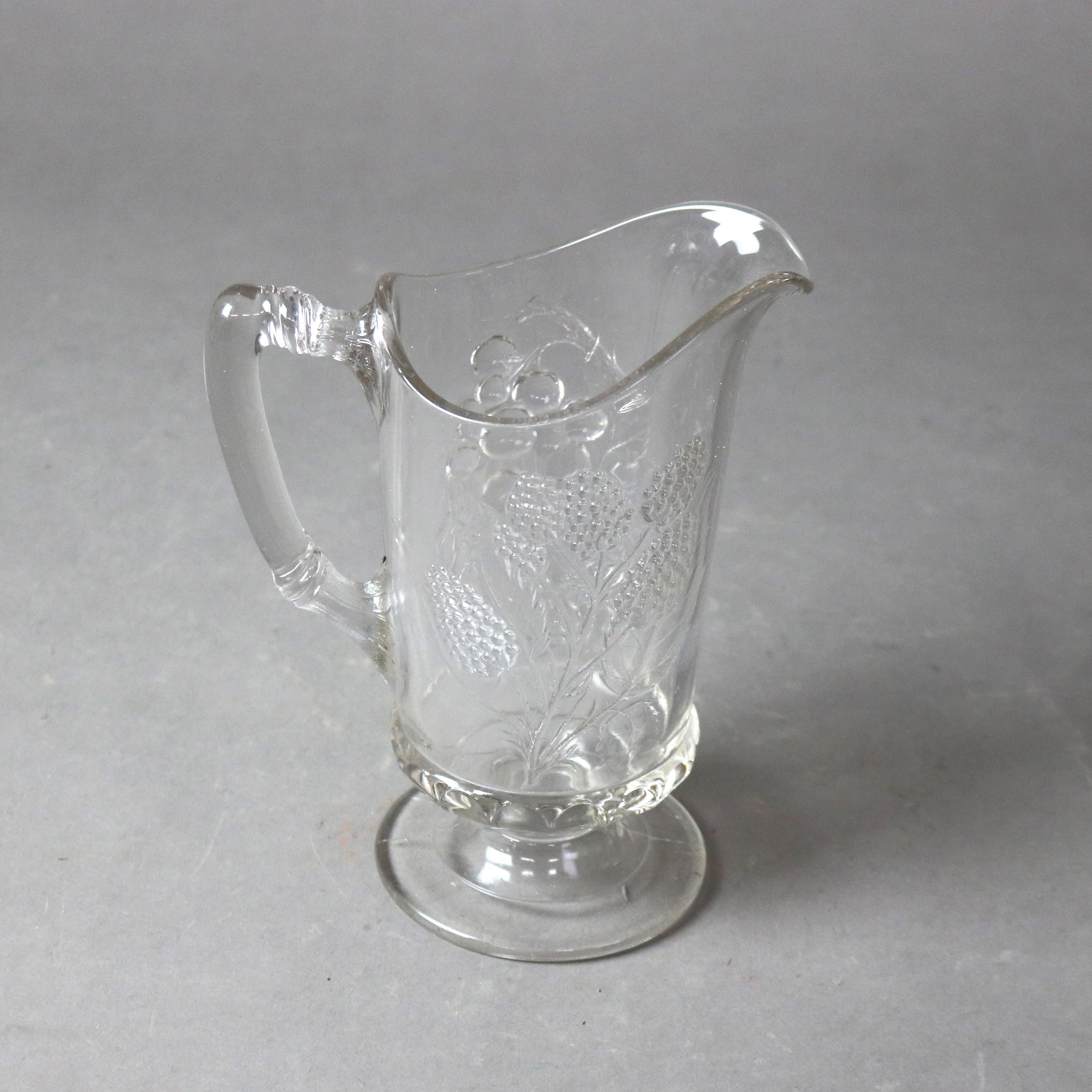 Cinq pichets d'eau anciens en verre gravé et pressé du 19ème siècle en vente 4