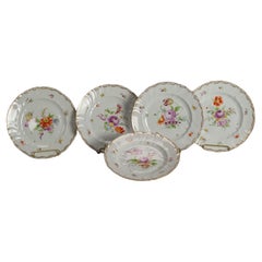 Cinco platos antiguos alemanes de Dresden Porcelain con flores pintadas a mano c1900