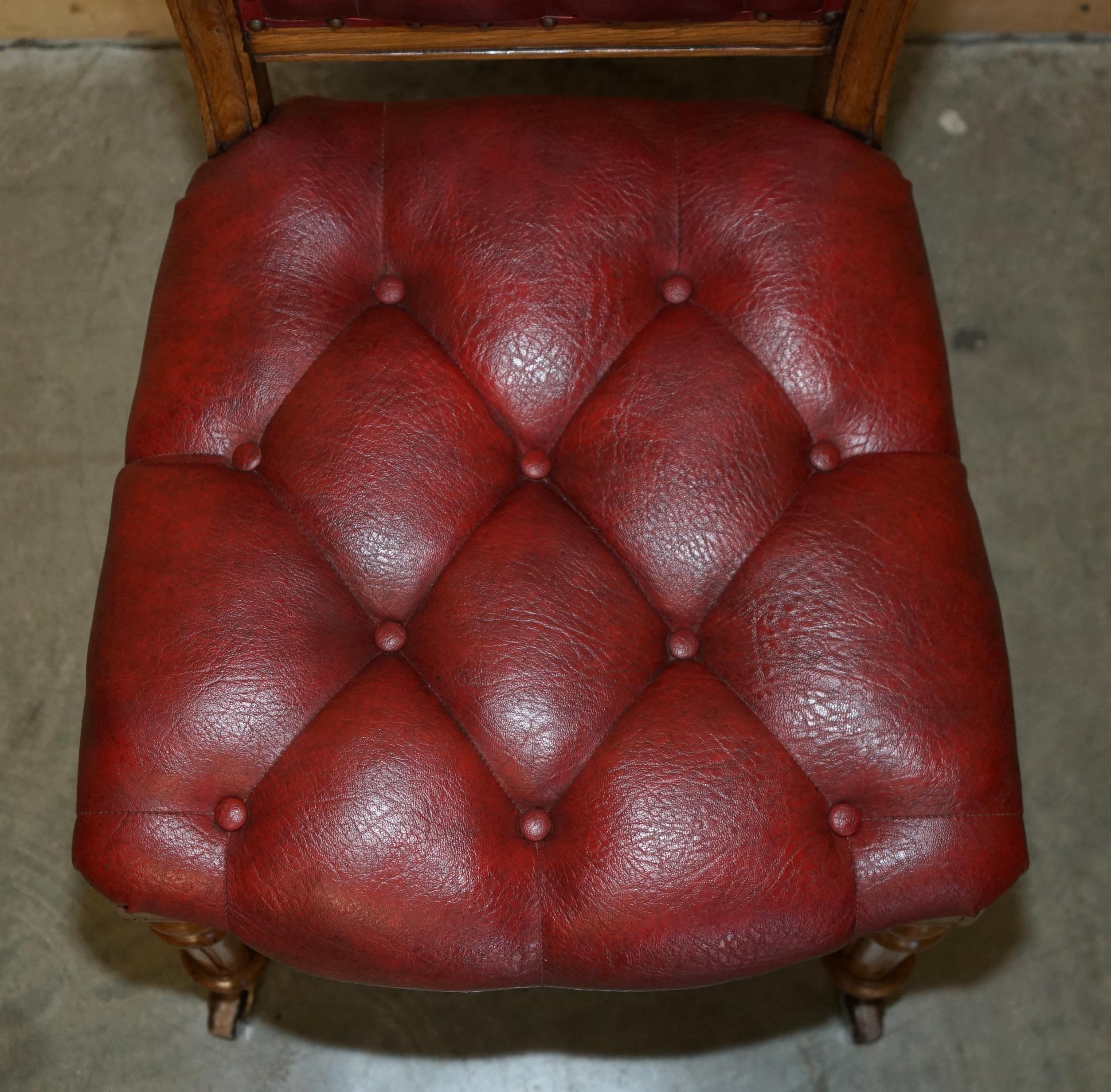 FÜNF ANTIQUE HOLLAND & SON'S ATTRIBUTED DINING CHAIRS WITH ENGLISH OAK FRAMES 5 (Leder) im Angebot