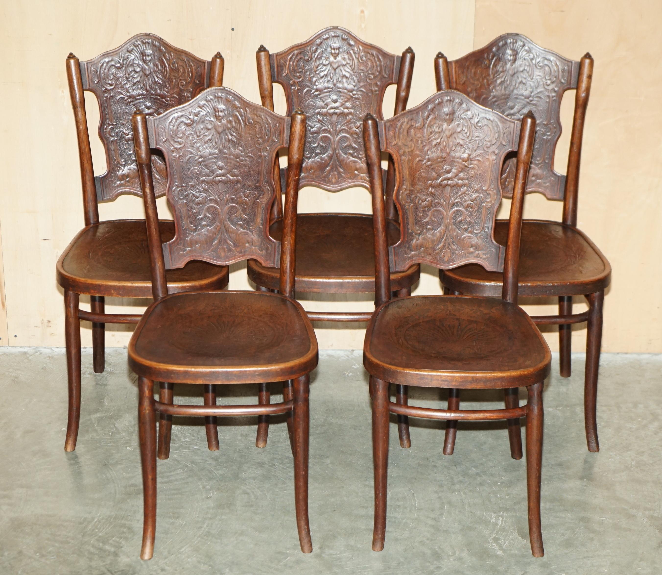 Casa Reale Antiquariato

Royal House Antiques è lieta di offrire in vendita questo splendido e rarissimo set di cinque sedie da pranzo Thonet originali del 1850 circa, disegnate e timbrate da Jacob and Josef Kohn con legno sbalzato a forma di