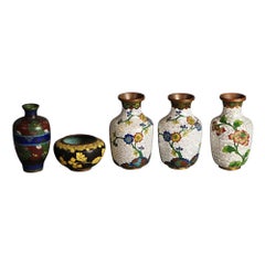 Cinq petits vases japonais anciens en cloisonné émaillé à fleurs C1920