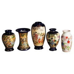 Cinq vases japonais anciens en porcelaine Satsuma peints à la main C1920