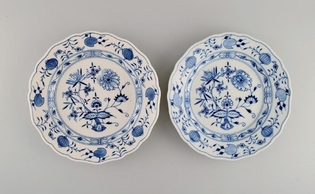 Five antique Meissen Blue Onion dinner plates in hand-painted porcelain. 
Late 19th century.
Diameter: 25 cm.
In excellent condition.
Stamped.
1st factory quality.

The Meissen 