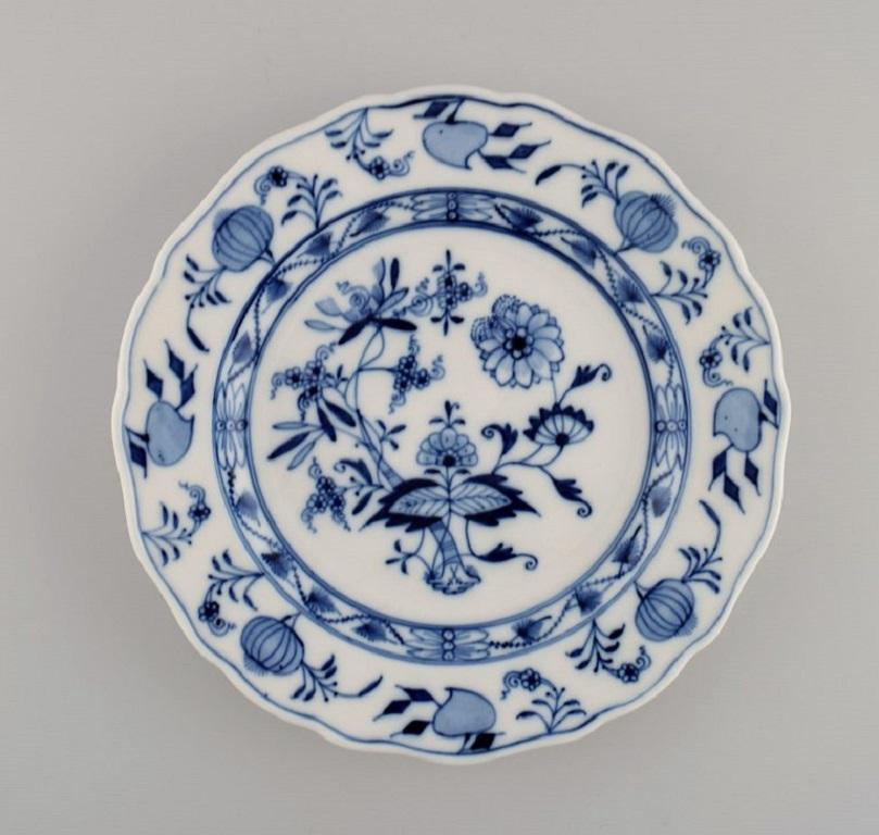 Five Antique Meissen Blue Onion Dinner Plates in Hand-Painted Porcelain In Excellent Condition In Copenhagen, DK