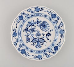 Cinq anciennes assiettes à déjeuner Meissen Blue Onion en porcelaine peinte à la main