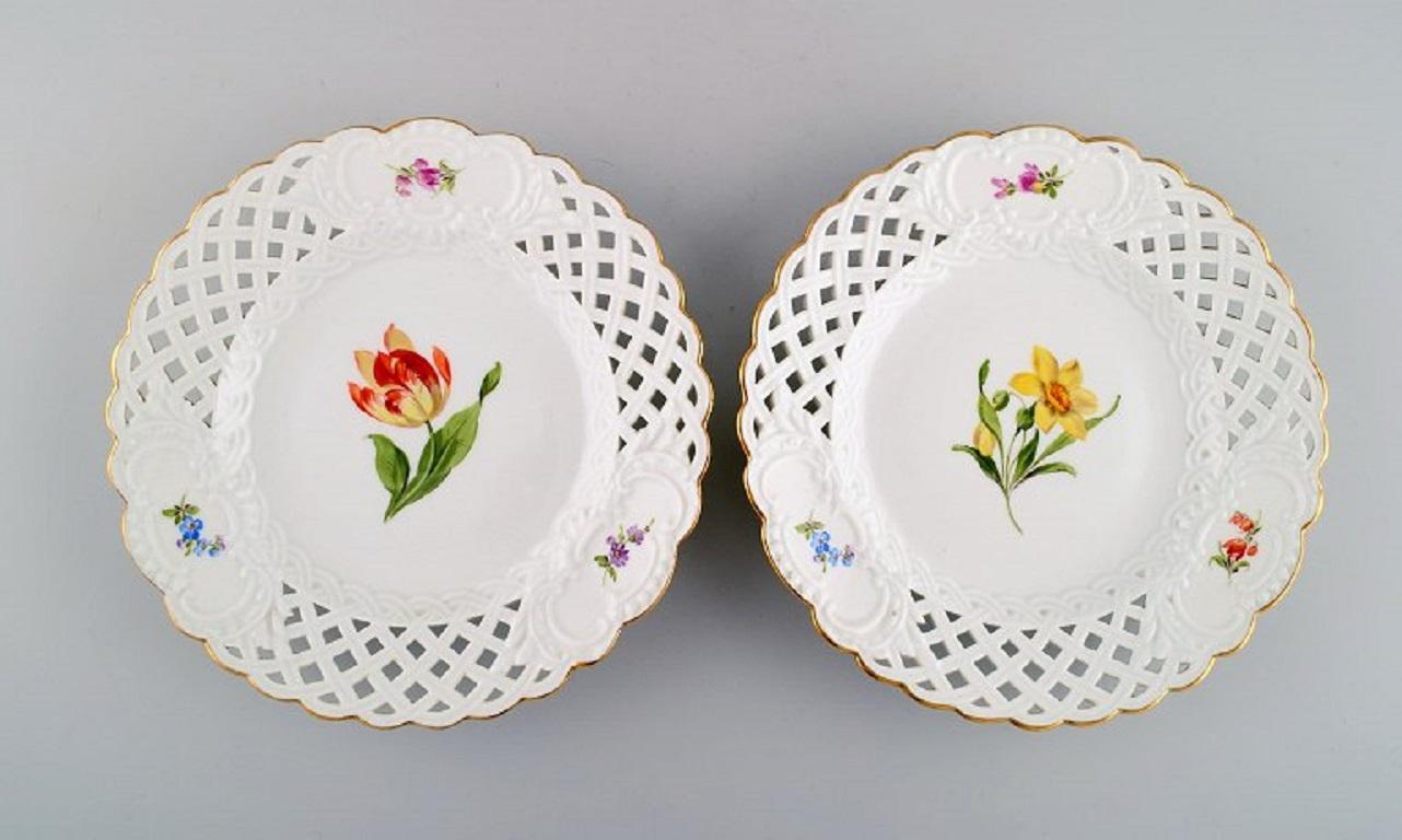 Five antique Meissen plates in openwork porcelain with hand-painted flowers and gold edge. Early 20th century.
Diameter: 20.5 cm.
In excellent condition.
Stamped.
1st factory quality.