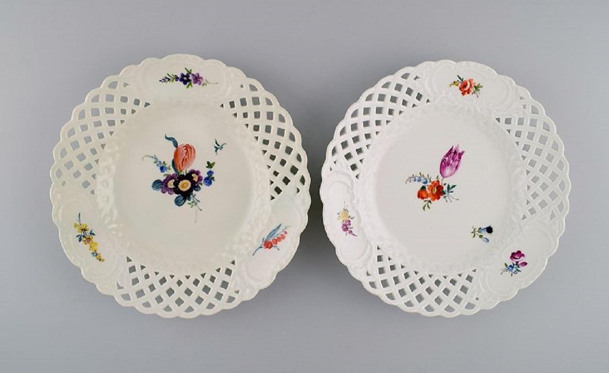 Five antique Meissen plates in openwork porcelain with hand-painted flowers. Marcolini period 1774-1814.
Diameter: 23.5 cm.
In excellent condition.
Stamped.
1st factory quality.