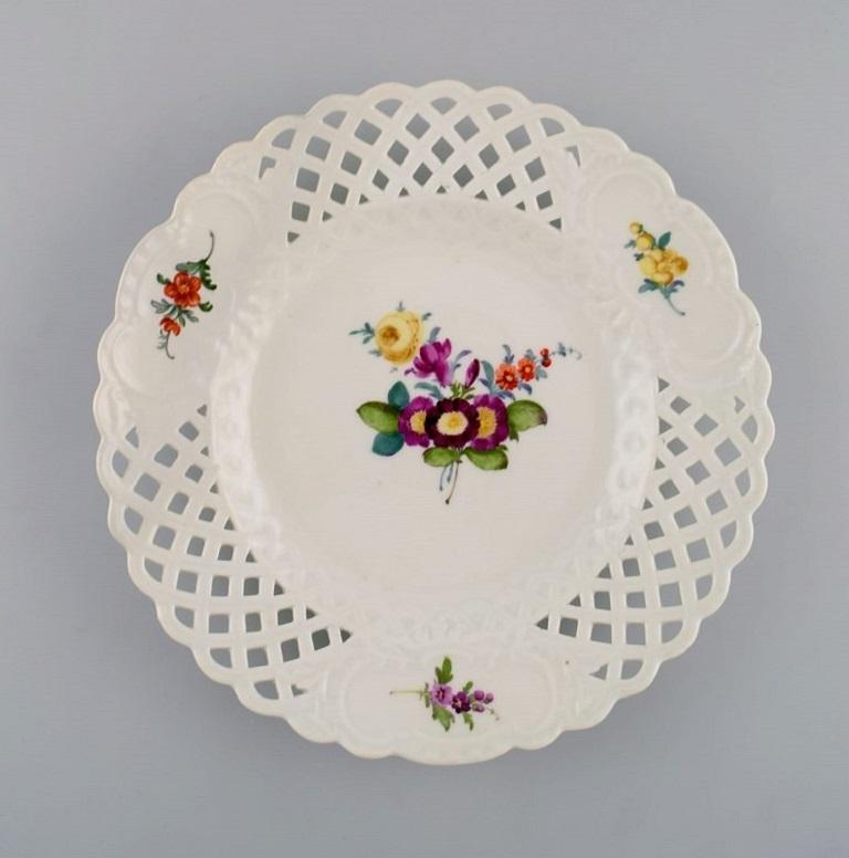 Five Antique Meissen Plates in Openwork Porcelain with Hand-Painted Flowers In Excellent Condition In Copenhagen, DK