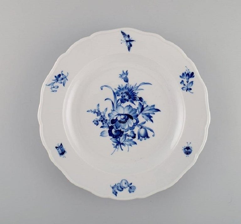 Five Antique Meissen Porcelain Dinner Plates with Hand-Painted Flowers In Excellent Condition In Copenhagen, Denmark
