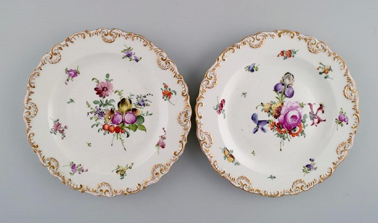 Cinq assiettes anciennes en porcelaine de Meissen avec des fleurs peintes à la main et des décorations dorées. Fin du 19e siècle.
Diamètre : 19 cm.
En parfait état.
Estampillé.
3ème qualité d'usine.
