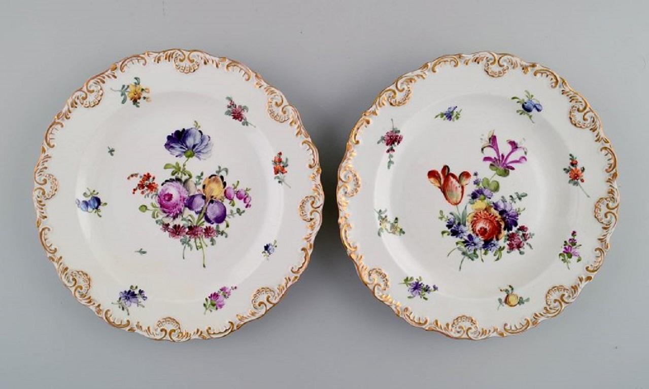Fünf antike Meissener Porzellanteller mit handgemalten Blumen (Biedermeier) im Angebot