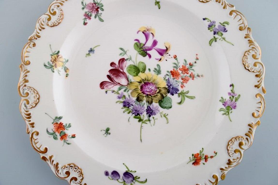 Peint à la main Cinq assiettes anciennes en porcelaine de Meissen avec des fleurs peintes à la main en vente